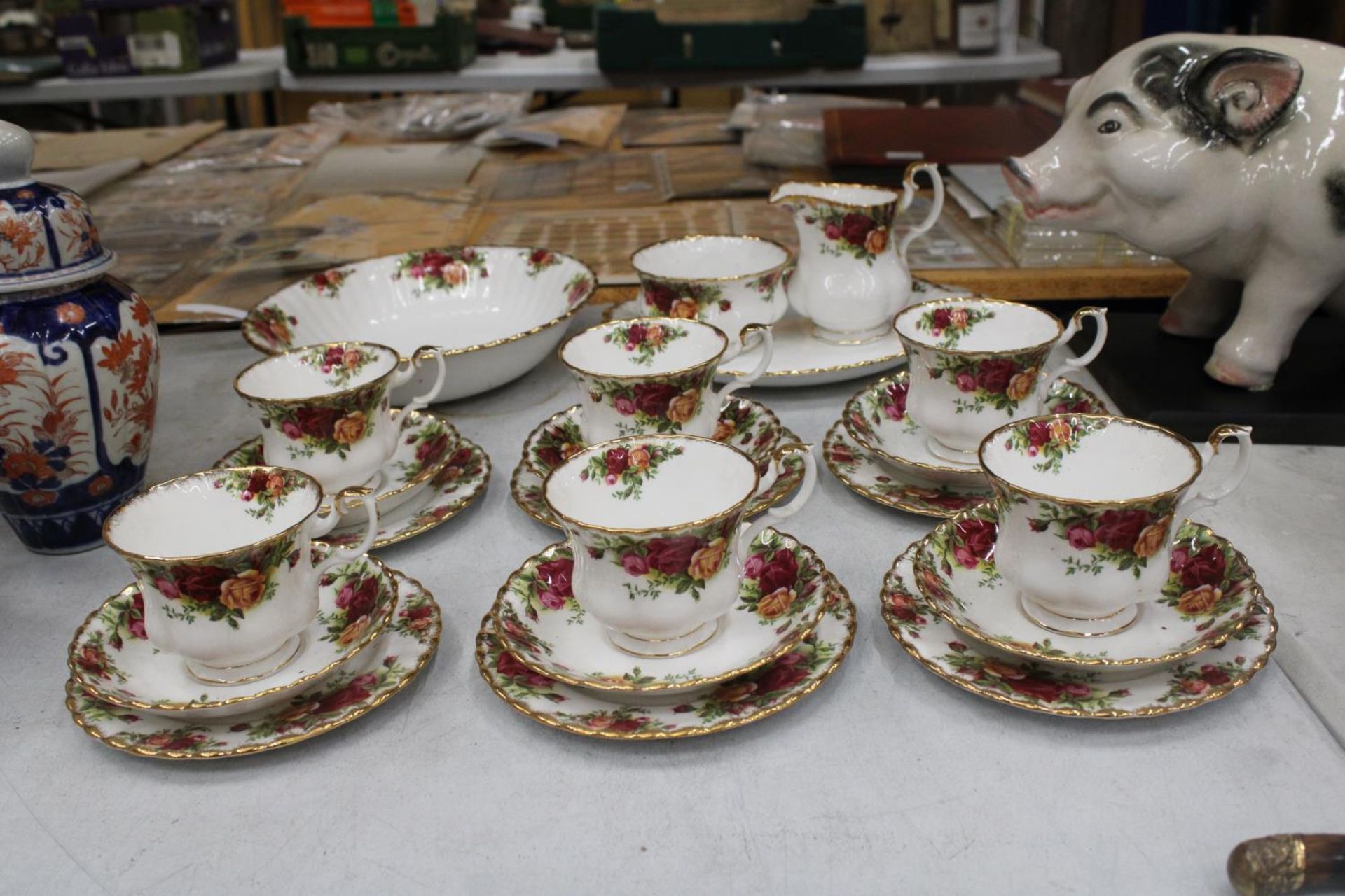 TWENTY TWO PIECES OF ROYAL ALBERT OLD COUNTRY ROSES TO INCLUDE TRIOS, CAKE PLATE, SUGAR, MILK AND - Bild 2 aus 5