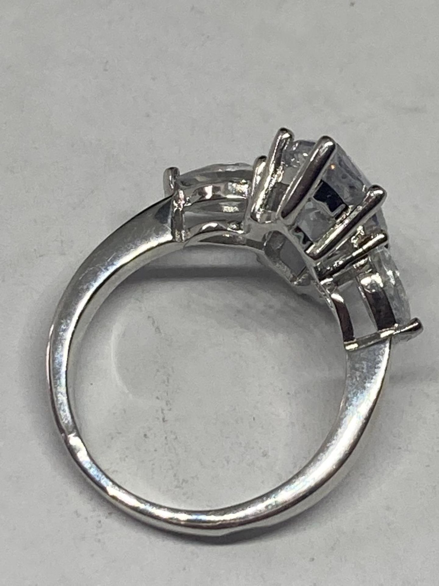 A MARKED 9K RING WITH 5 CARATS OF MOISSANITE SIZE L/M GROSS WEIGHT 4.85 GRAMS - Bild 3 aus 3