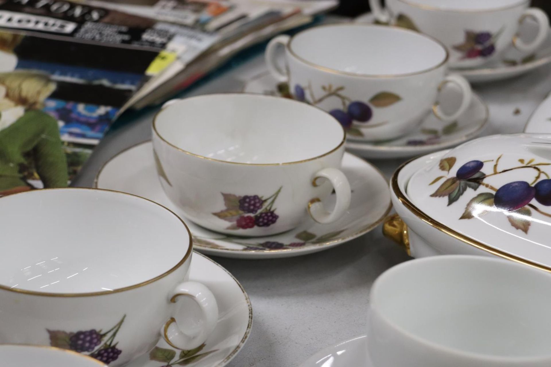 A QUANTITY OF ROYAL WORCESTER EVESHAM TO INCLUDE LIDDED TUREENS, OVAL SERVING BOWL WITH LID, SOUP - Image 3 of 6