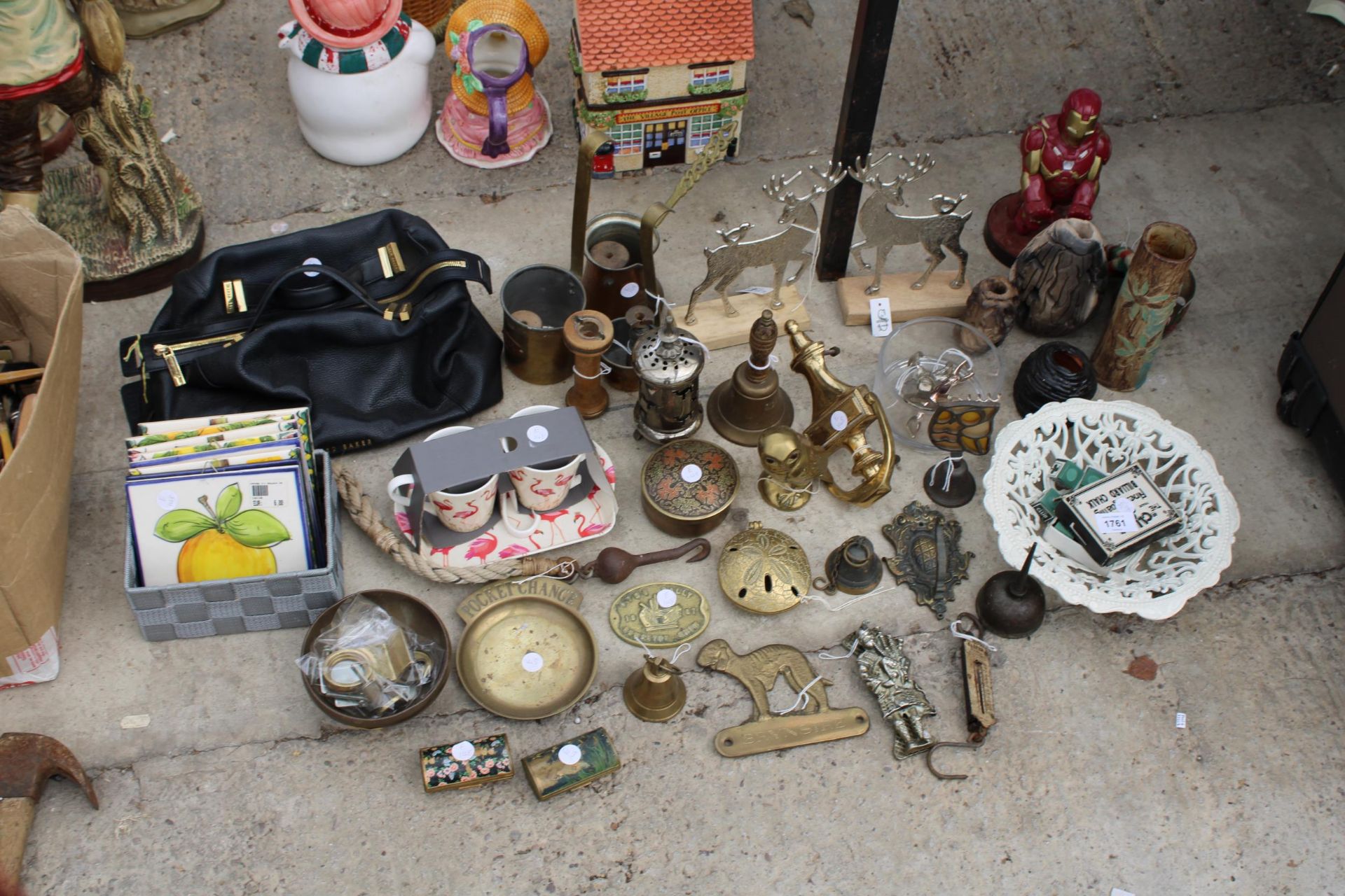 A LARGE ASSORTMENT OF ITEMS TO INCLUDE A BRASS DOOR NOCKER, TILES AND BRASS TRINKET BOXES ETC