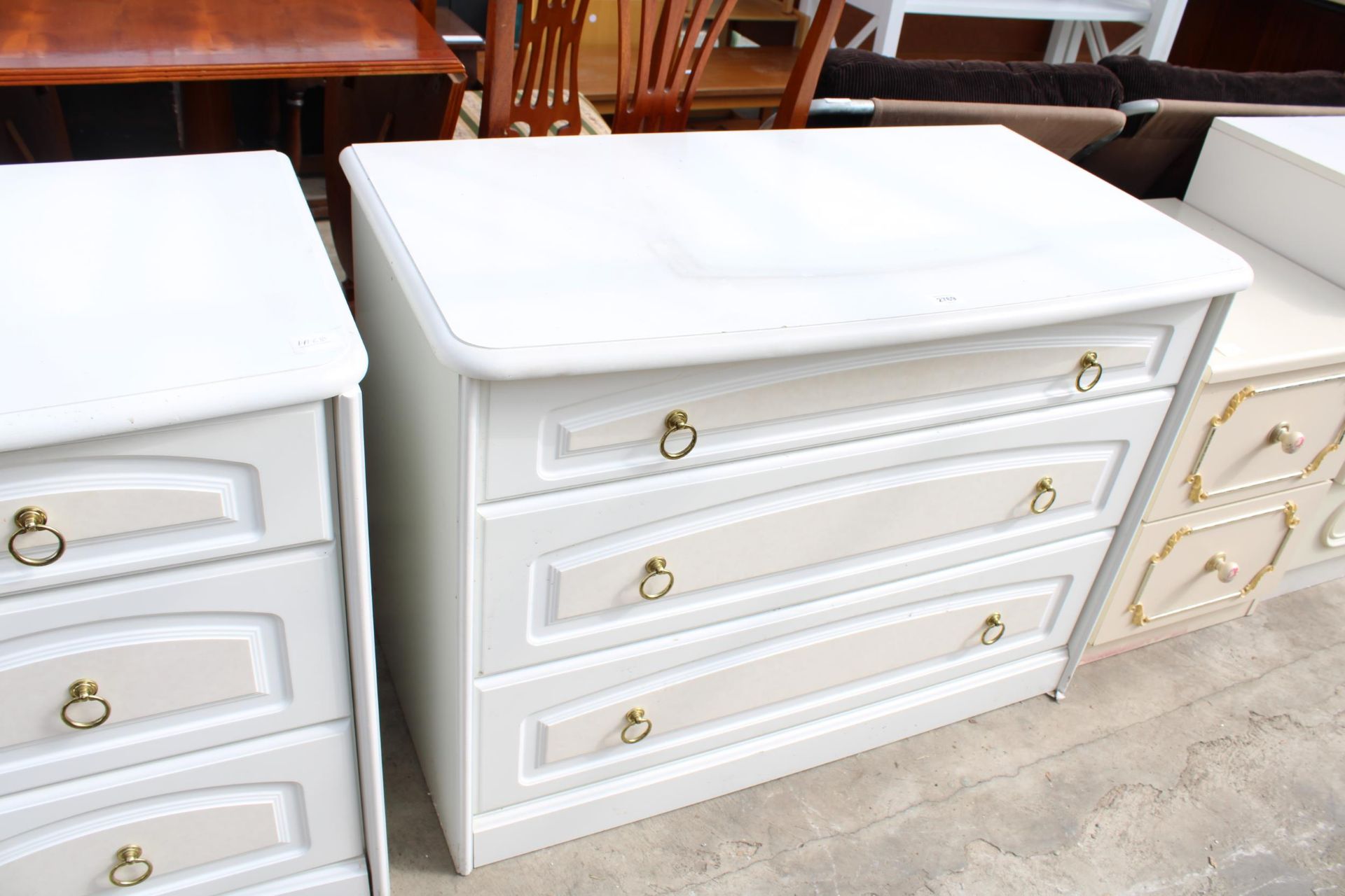 A MODERN WHITE DRESSING TABLE, STOOL AND CHEST OF THREE DRAWERS - Image 3 of 5