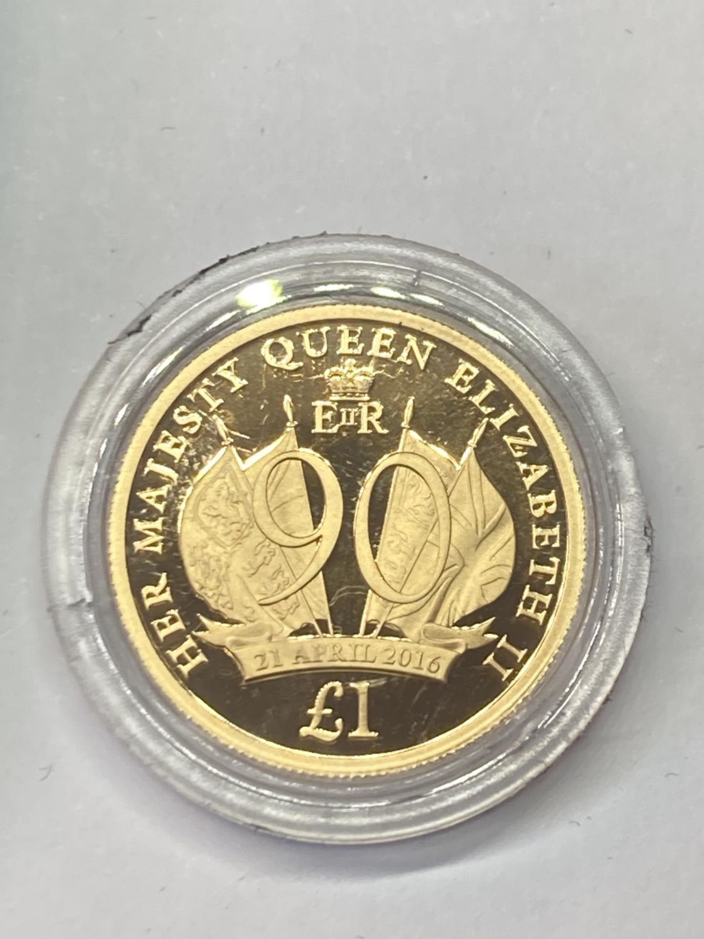 A 2016 QE2 90TH BIRTHDAY JERSEY £1 GOLD PROOF COIN LIMITED EDITION NUMBER 773 OF 995 GROSS WEIGHT - Bild 2 aus 4