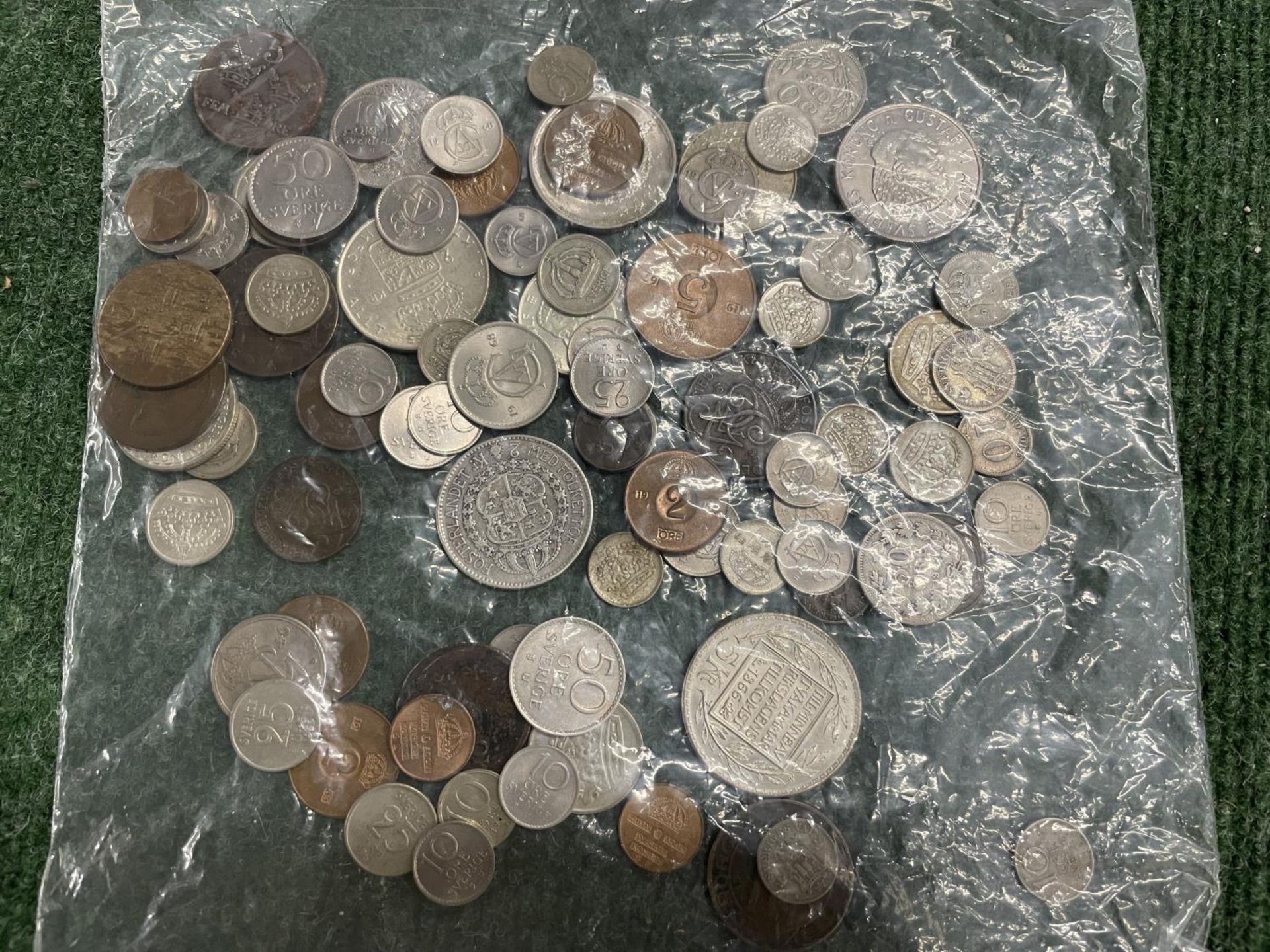 A LARGE QUANTITY OF SWEDISH COINS WITH BELIEVED SILVER CONTENT 75 GRAMS