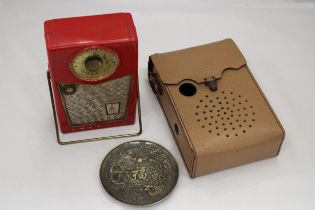 A VINTAGE EMERSON TRANSISTOR RADIO IN ORIGINAL CASE PLUS AN ORIENTAL METAL PIN TRAY WITH DRAGON