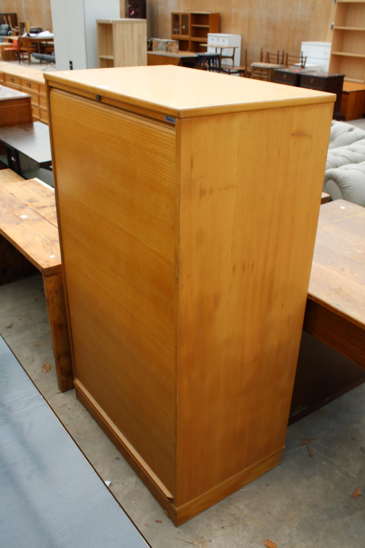 A MODERN KINNARDS HANGING SIDE FILING CABINET WITH PULL-OUT HANGARS WITH TAMBOUR FRONT, 31.5" WIDE - Image 3 of 5