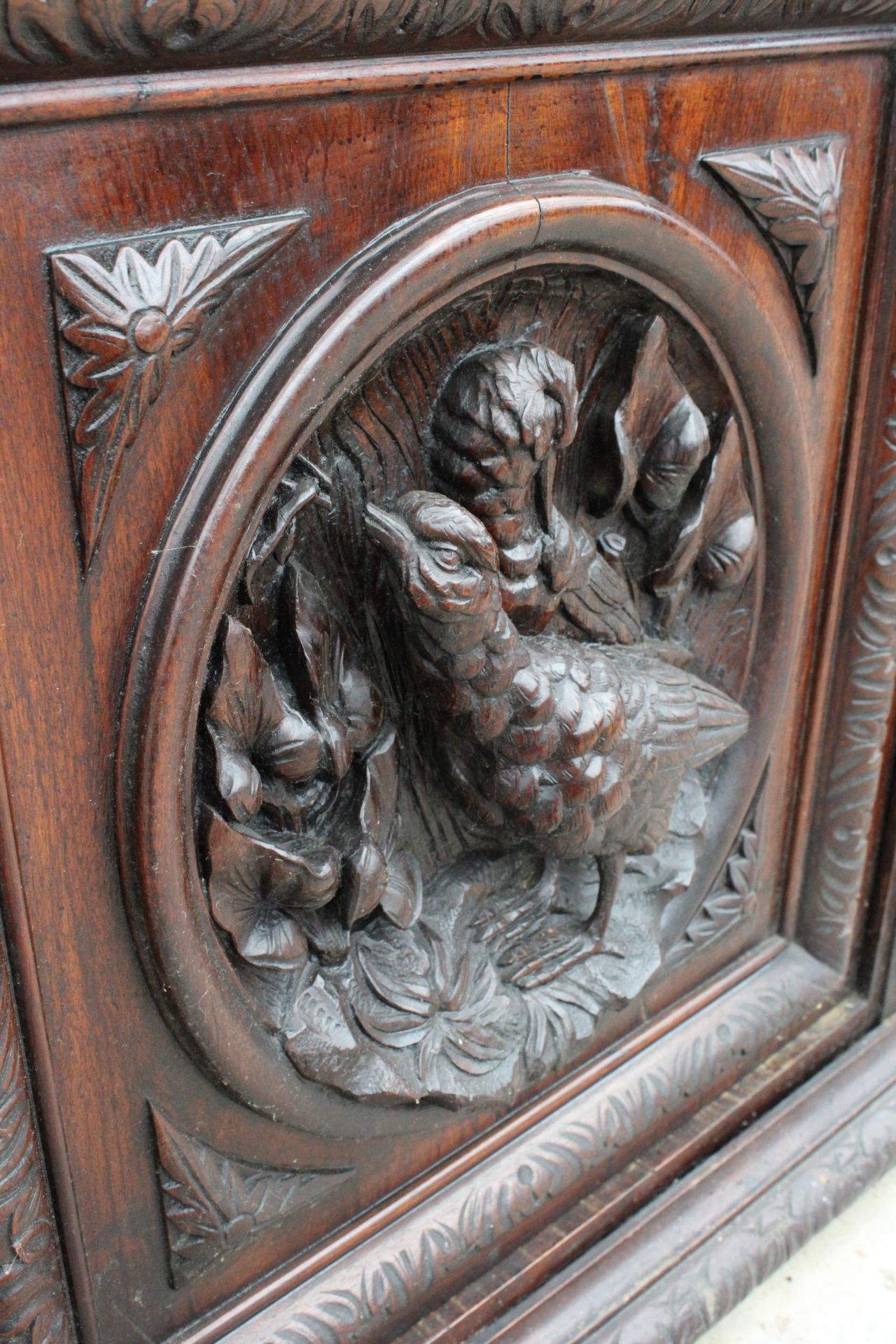 A VICTORIAN OAK BLACK FOREST STYLE SIDEBOARD WITH ASSOCIATED 2 DOOR GLAZED BOOKCASE, ALL HEAVILY - Bild 7 aus 12