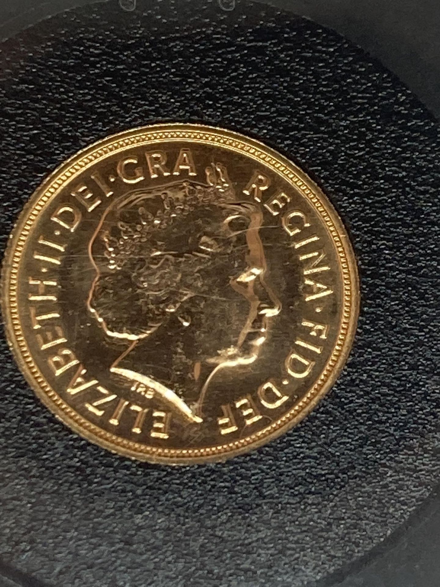 A CASED UNCIRCULATED GOLD SOVEREIGN DATED 2018 - Bild 3 aus 3
