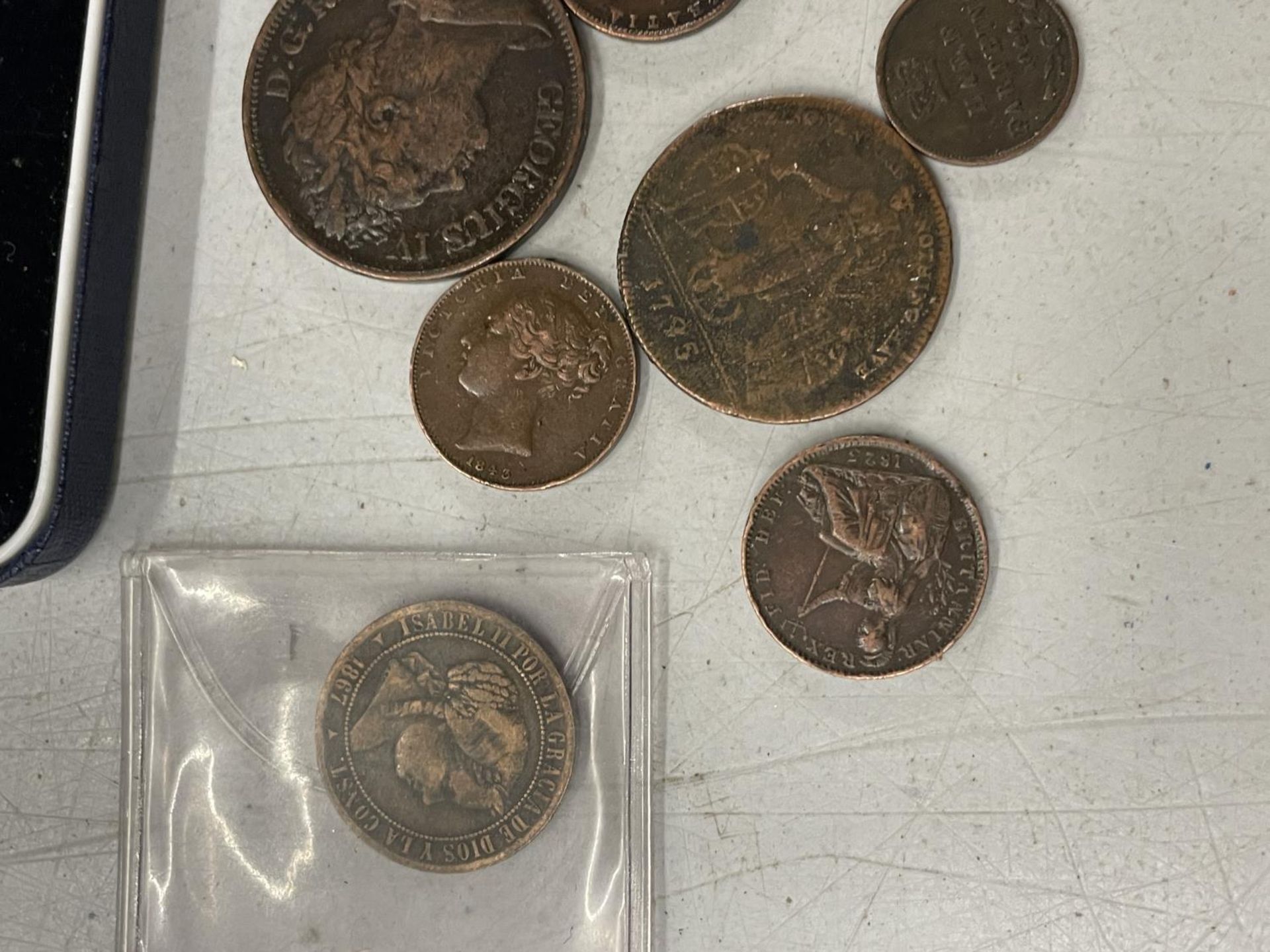THRIETEEN VARIOUS COINS TO INCLUDE SIX FARTHINGS 1823 - 1854, AN 1844 HALF FARTHING, A 1913 THIRD - Image 4 of 4