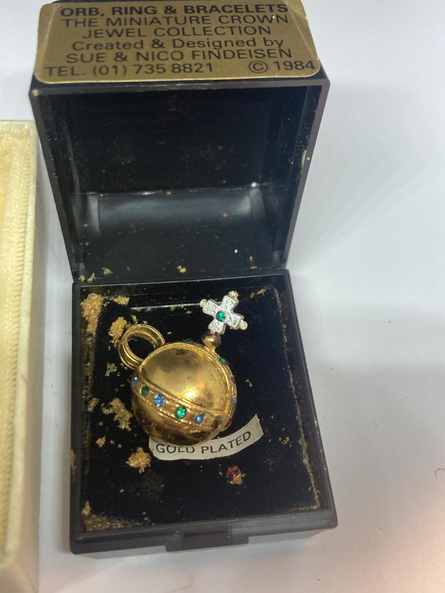 VARIOUS ITEMS TO INCLUDE A GOLD PLATED POCKET WATCH WITH CHAIN, A WHITE METAL POSSIBLY SILVER BROOCH - Bild 2 aus 6