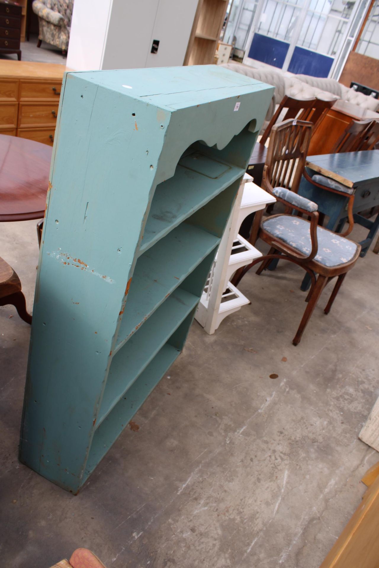 A MODERN PAINTED FOUR TIER OPEN BOOKCASE, 33" WIDE - Image 2 of 2