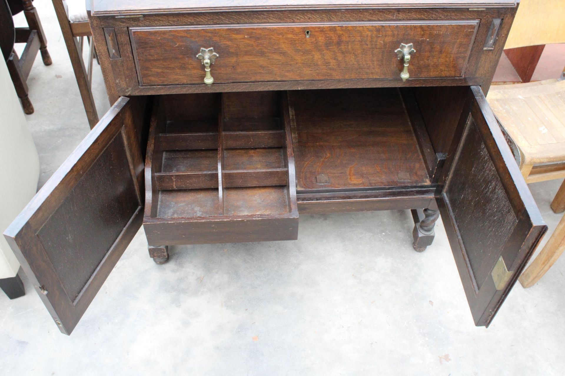 AN EARLY 20TH CENTURY OAK BUREAU BOOKCASE WITH GLAZED AND LEADED UPPER PORTION ENCLOSING CUTLERY - Image 7 of 7