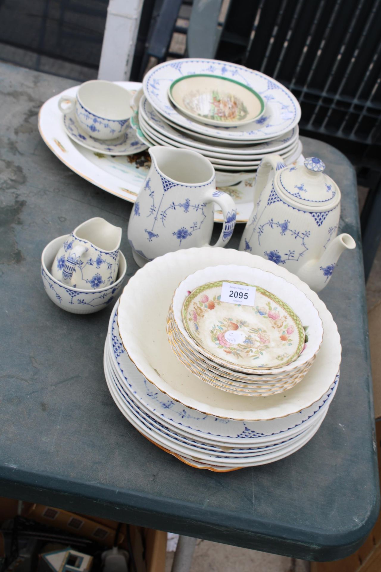 AN ASSORTMENT OF CERAMICS TO INCLUDE PLATES, BOWLS AND JUGS ETC