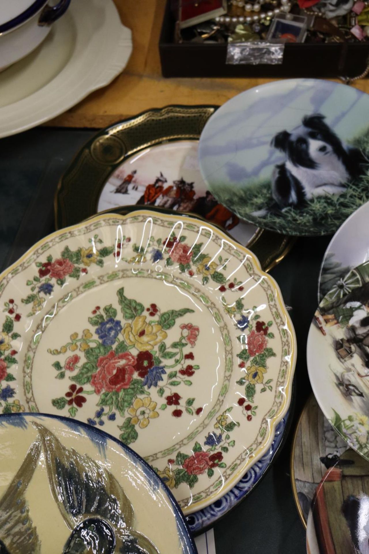 A LARGE QUANTITY OF CABINET PLATES TO INCLUDE COLLIE DOGS, ORIENTAL ETC - Image 3 of 5