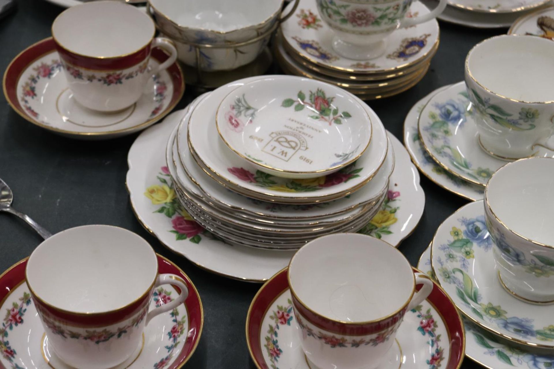 A QUANTITY OF TEACUPS AND SAUCERS TO INCLUDE QUEEN ANNE "LOUISE", DUCHESS "RHAPSODY", WEDGWOOD, - Image 5 of 7