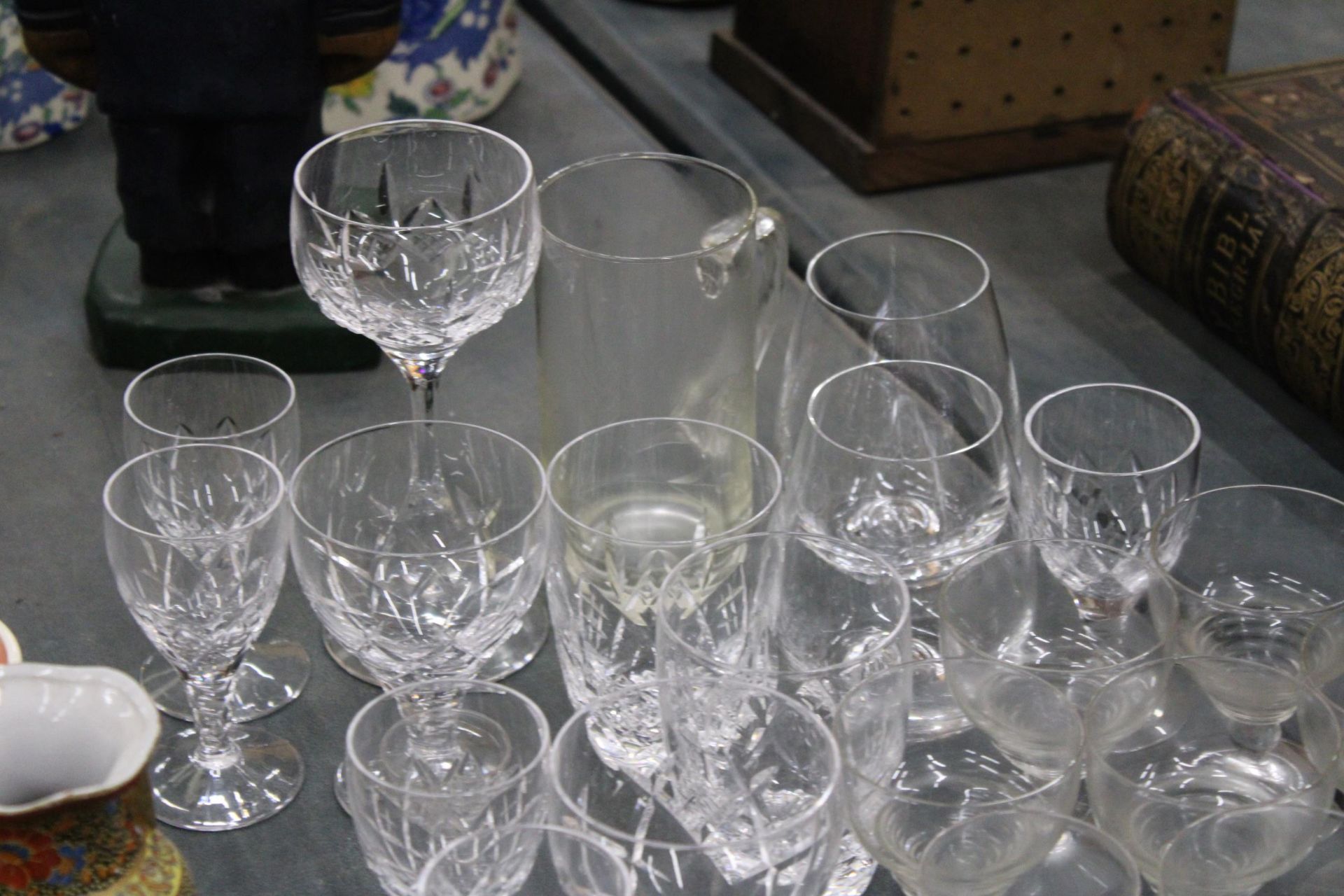 A LARGE QUANTITY OF GLASSES TO INCLUDE SHERRY, LIQUER, TUMBLERS, ETC - Image 4 of 5