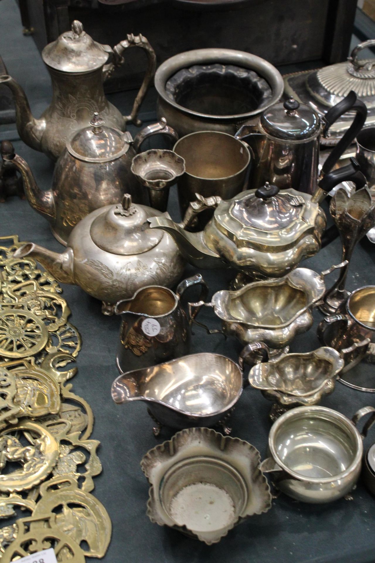 A VERY LARGE QUANTITY OF SILVER PLATED ITEMS TO INCLUDE TEAPOTS, COFFEE POTS, SERVING DISHES, - Image 3 of 6