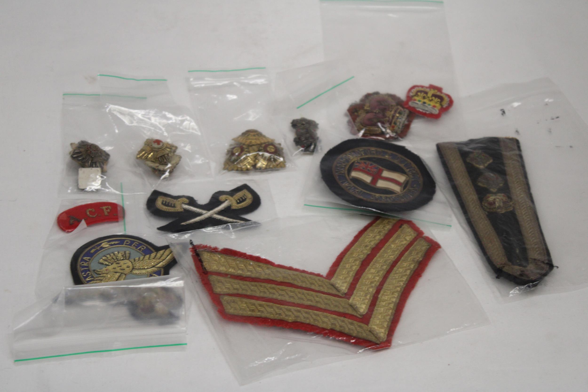 A QUANTITY OF MILITARY CLOTH BADGES AND PIPS - Image 5 of 5