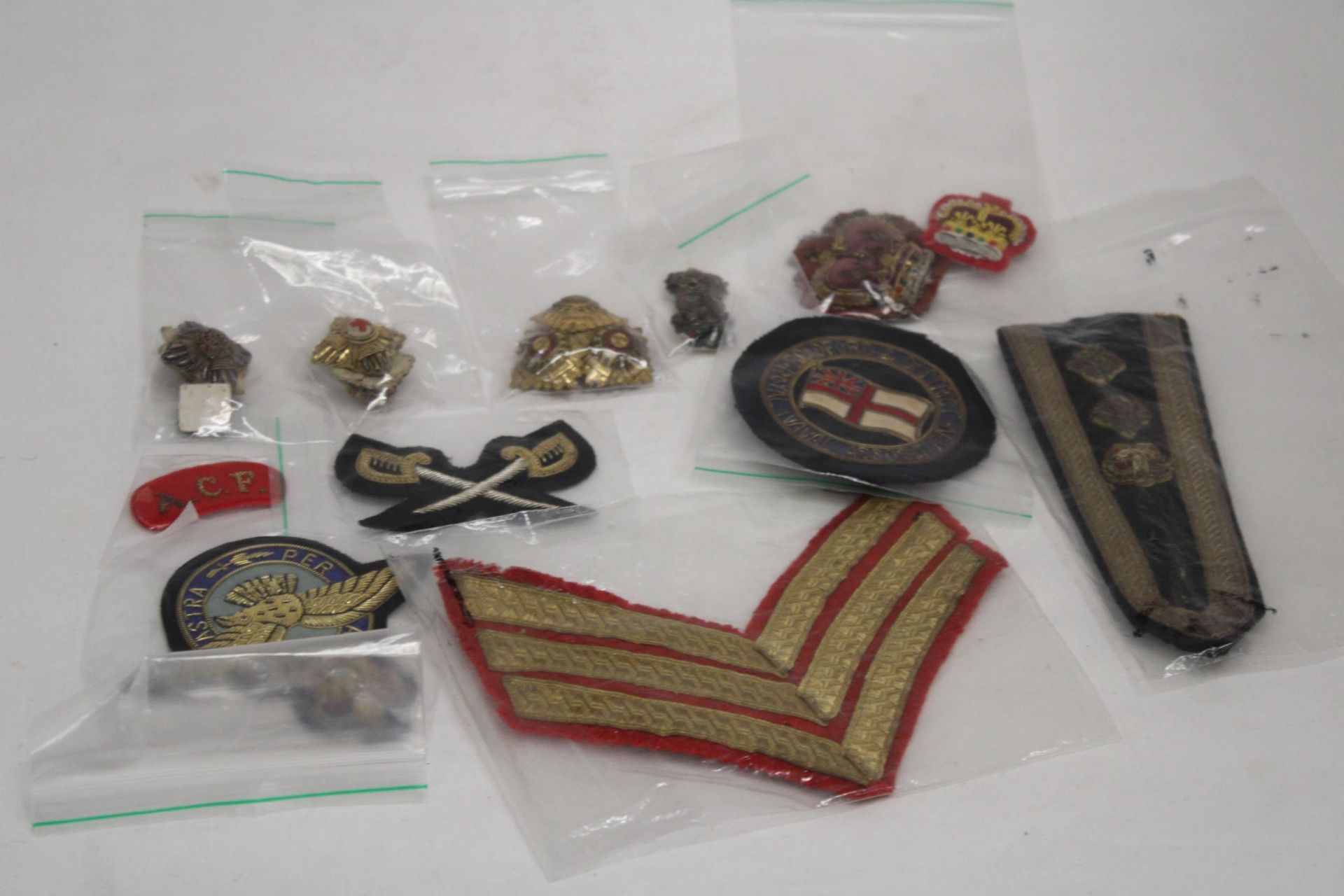 A QUANTITY OF MILITARY CLOTH BADGES AND PIPS - Bild 5 aus 5