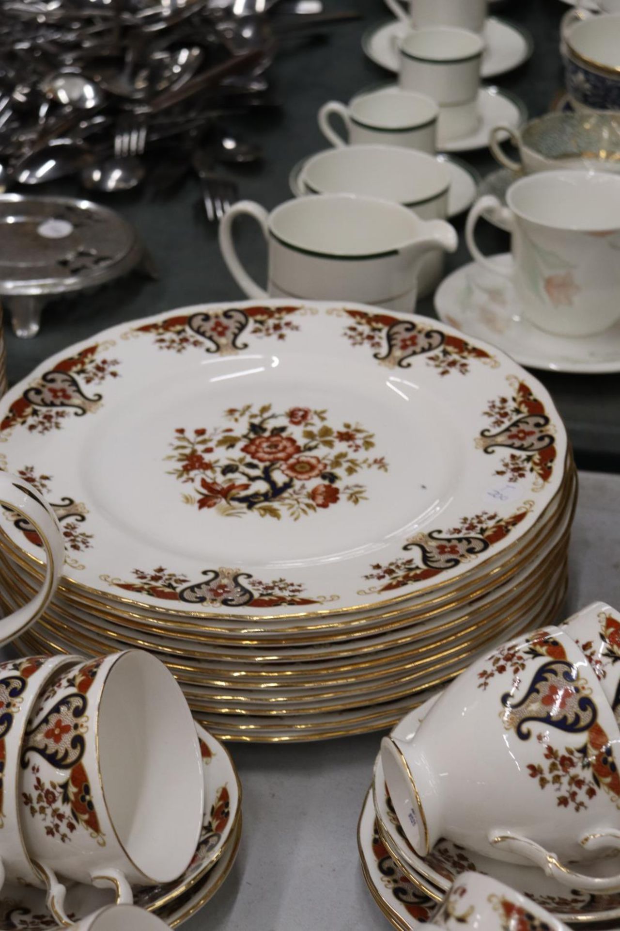 A COLCLOUGH "ROYALE" PART DINNER SERVICE TO INCLUDE A TEAPOT, TEACUPS, PLATES, DISHES, ETC., - Bild 5 aus 8