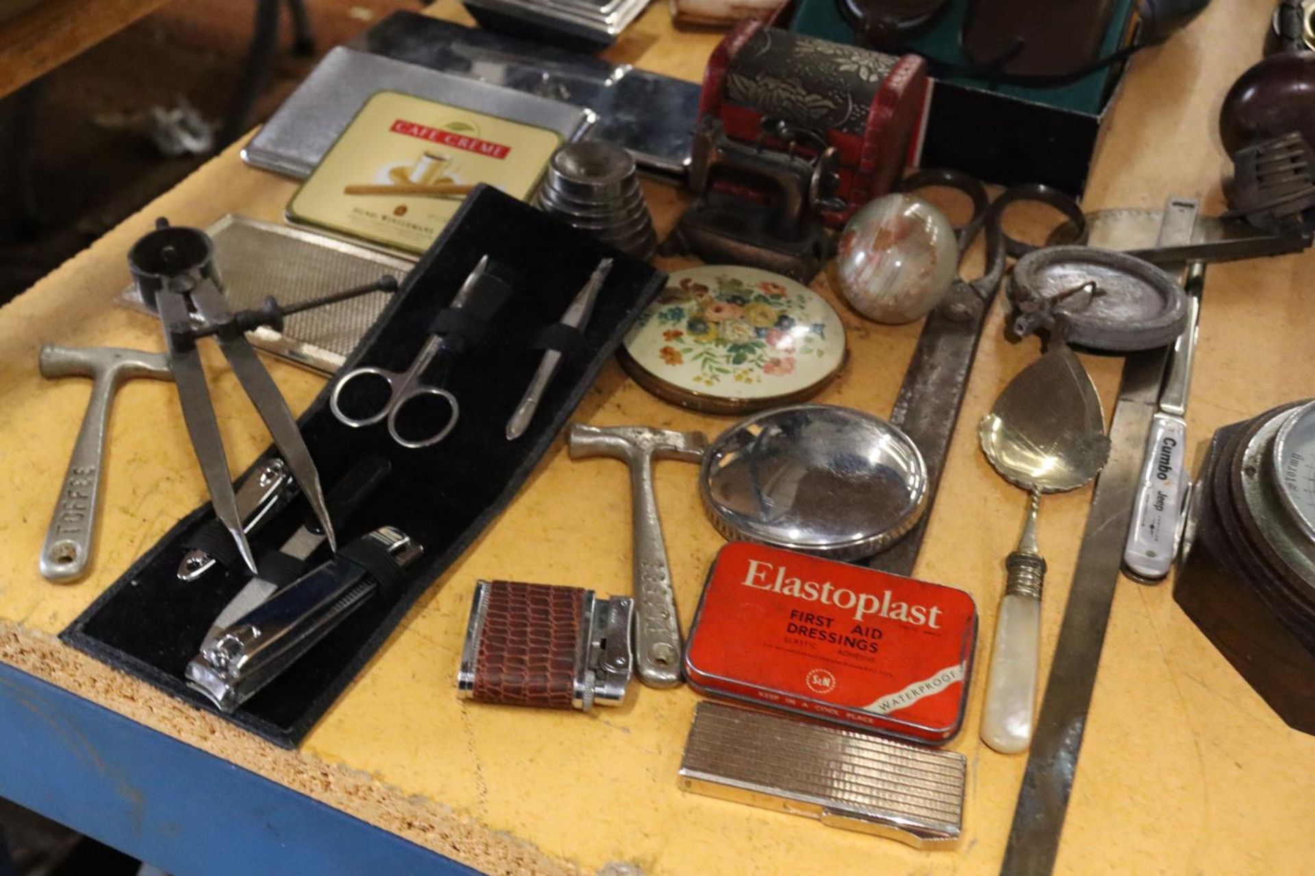 A LARGE QUANTITY OF MIXED ITEMS TO INCLUDE BAROMETERS, CIGARETTE CASES, SILVERPLATE TANKARDS, CAMERA - Bild 5 aus 6