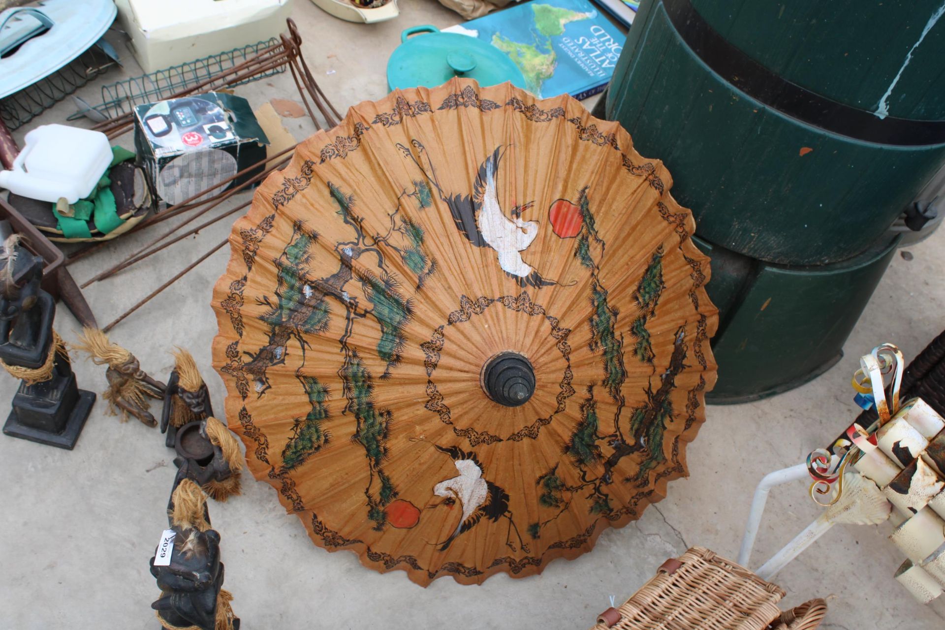 AN ORIENTAL STYLE PARASOL AND TREEN TRIBAL FIGURES - Image 4 of 5