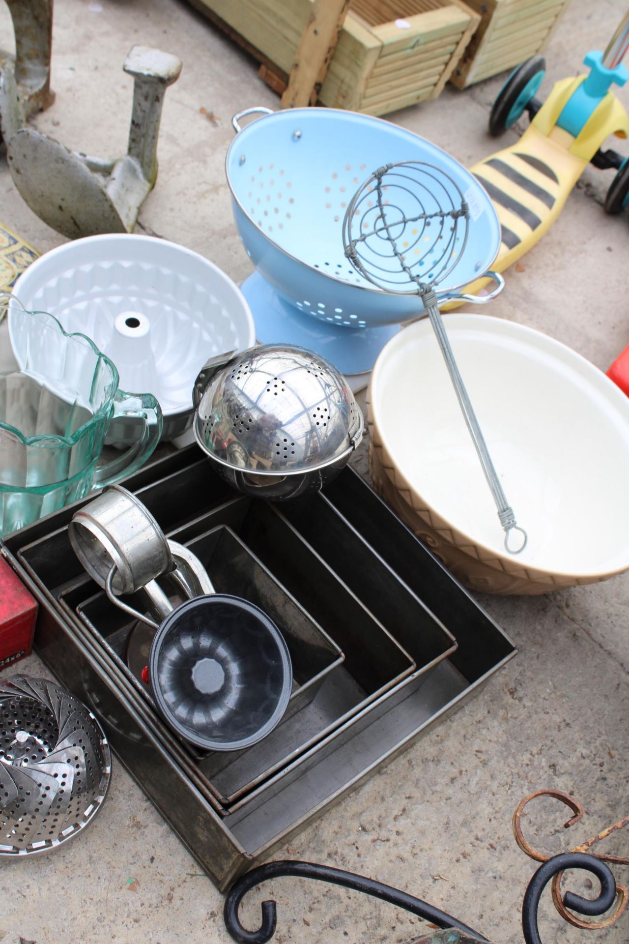 AN ASSORTMENT OF VINTAGE ITEMS TO INCLUDE OXO TINS, A MIXING BOWL AND A JELLY MOLD ETC - Image 2 of 2