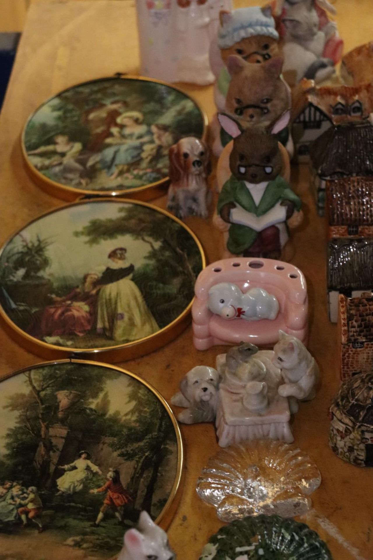 A MIXED LOT TO INCLUDE FIGURES, CERAMIC HOUSES, WALL PLAQUES, GLASS SHELLS, ETC., - Image 7 of 7