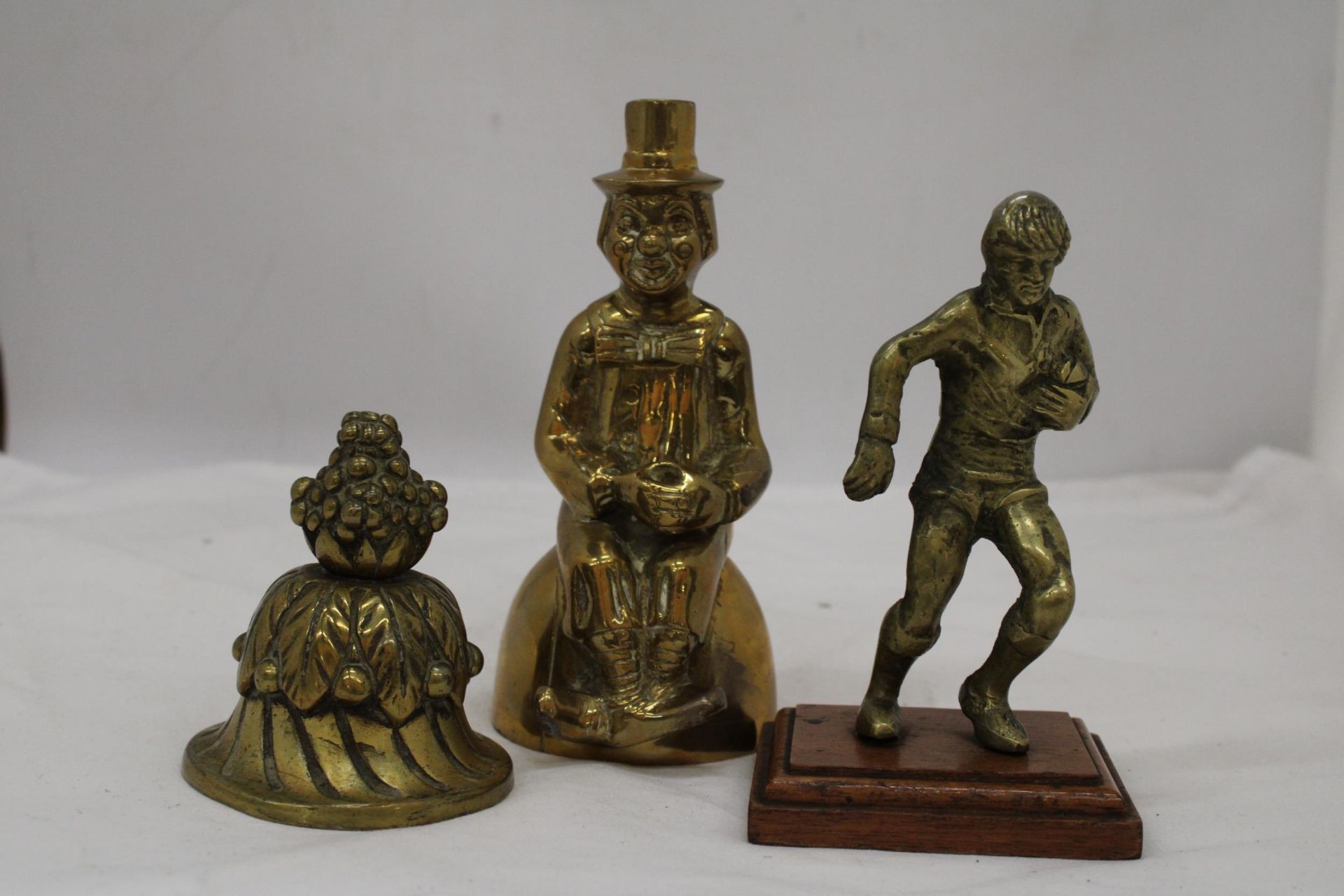 THREE BRASS ITEMS TO INCLUDE A HEAVY PAPERWEIGHT, CLOWN AND RUGBY PLAYER - Image 2 of 7