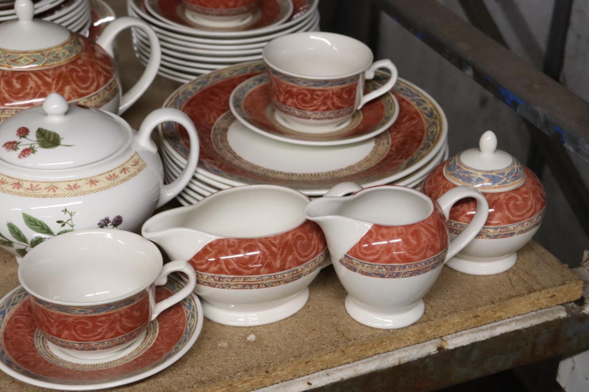 A CHURCHILL PART DINNER SERVICE TO INCLUDE VARIOUS SIZES OF PLATES, BOWLS, TWO TEAPOTS, SAUCE - Image 5 of 5