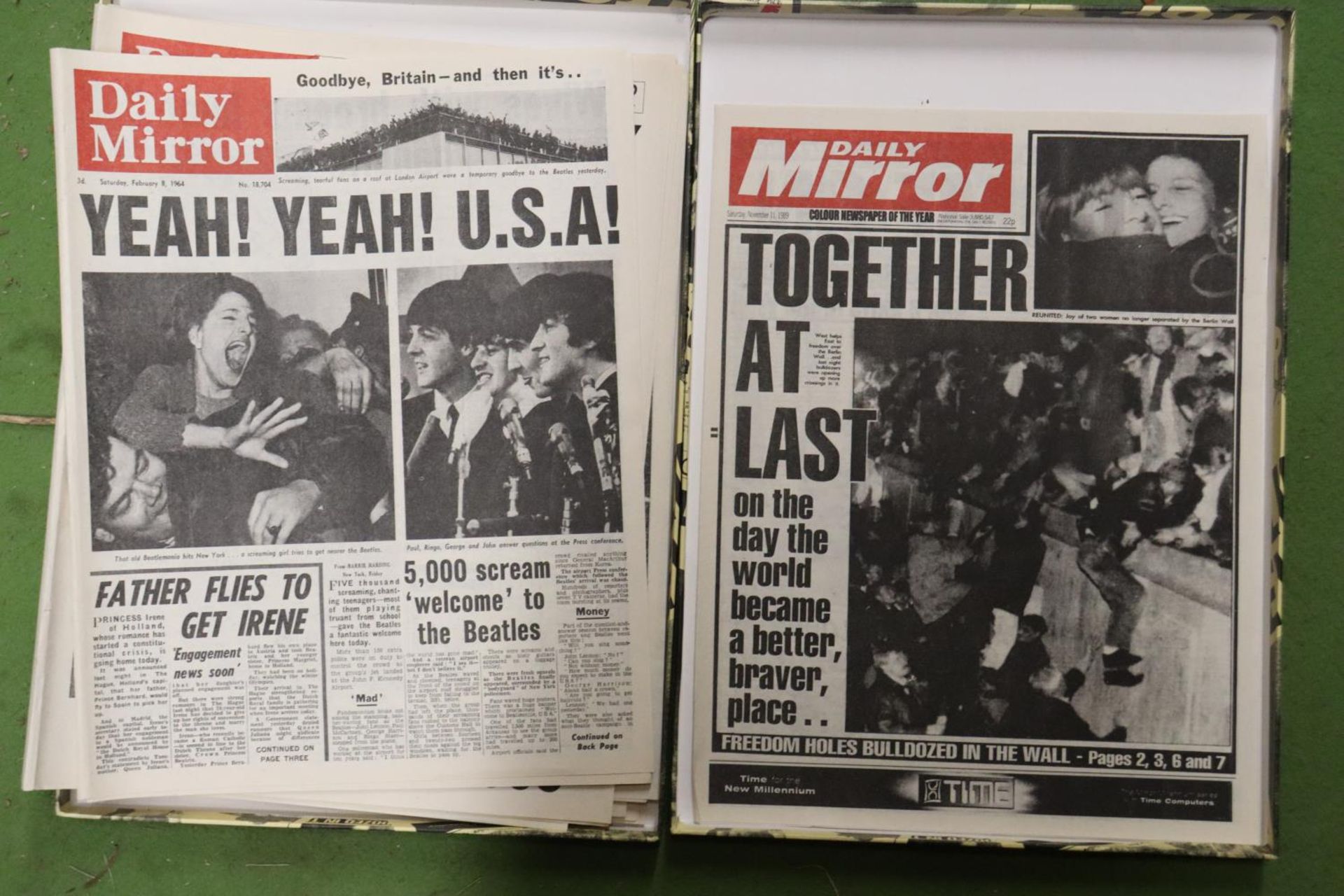 A BOXED 'HISTORIC HEADLINES' SET, WITH SIX REPRINTED NEWSPAPERS TAKEN FROM ORIGINALS, TO INCLUDE THE - Image 4 of 4