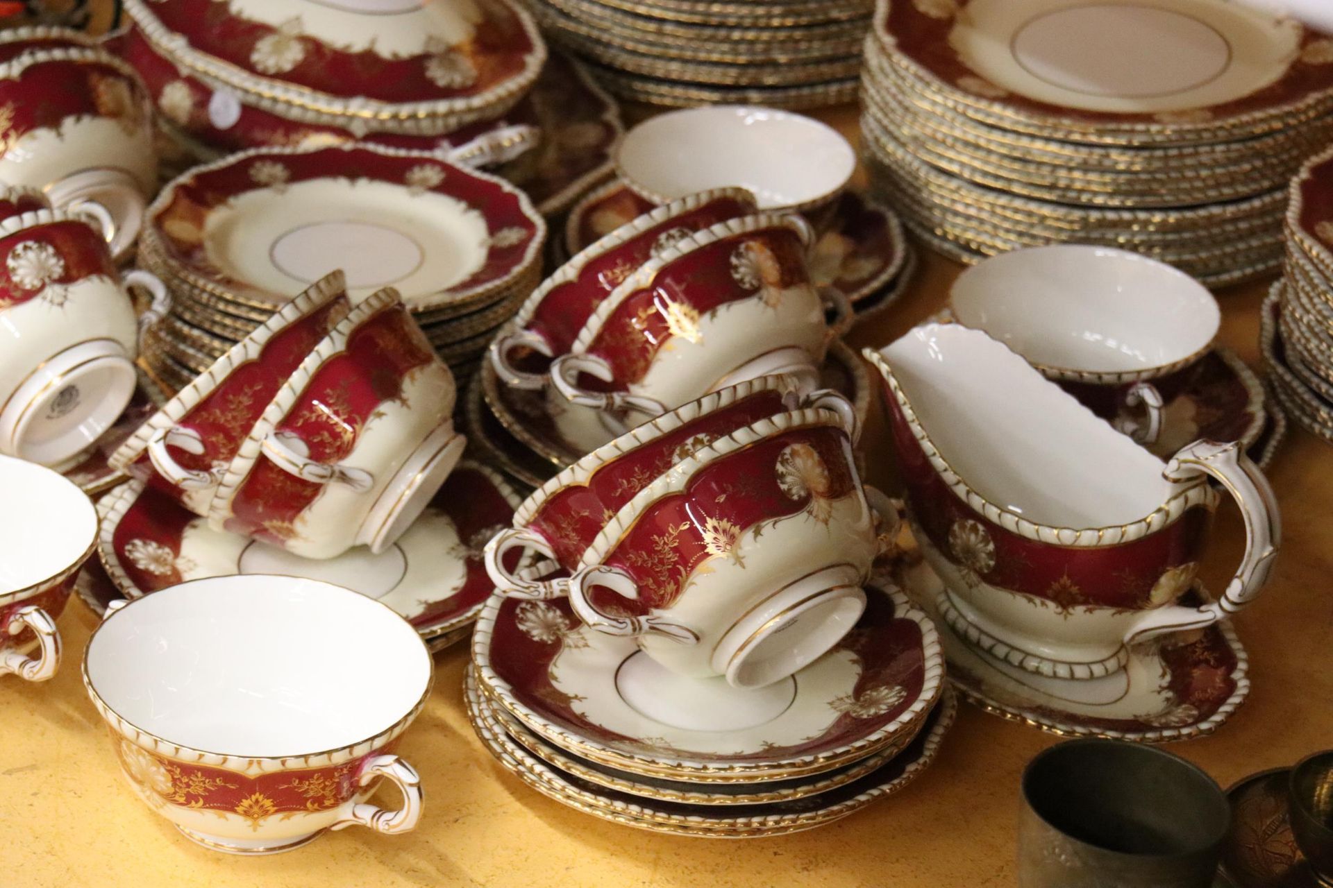 AN EIGHTY EIGHT PIECE ROYAL WORCESTER HATFIELD RED DINNER SERVICE GOLD SHELLS AND LEAVES WITH A - Image 6 of 7