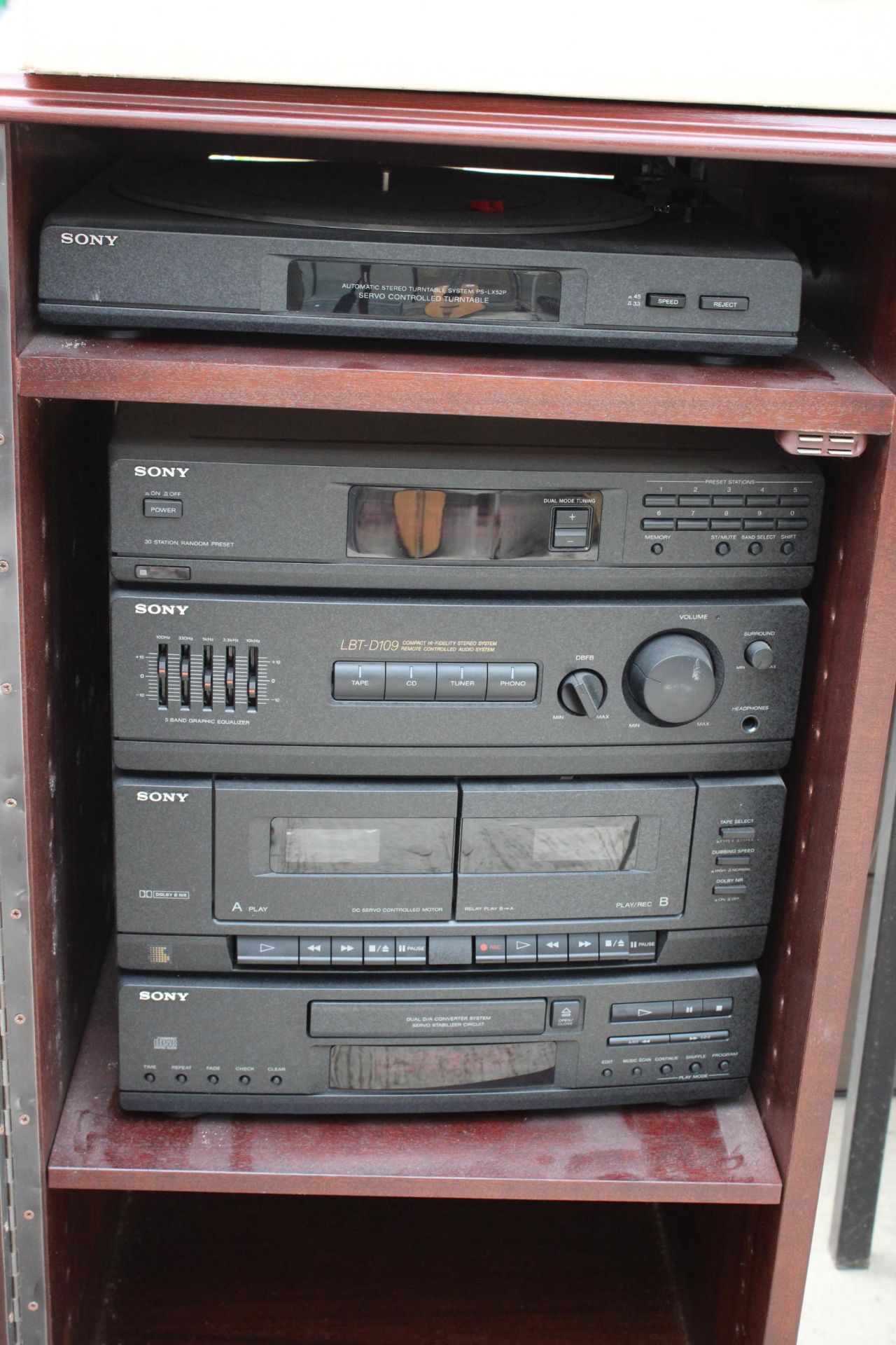 A CABINET WITH A SONY STEREO SYSTEM AND AN ASSORTMENT OF LP RECORDS - Image 3 of 4