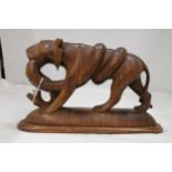 A CARVED WOODEN BIG CAT WITH A SNAKE, HEIGHT 17CM, LENGTH 28CM