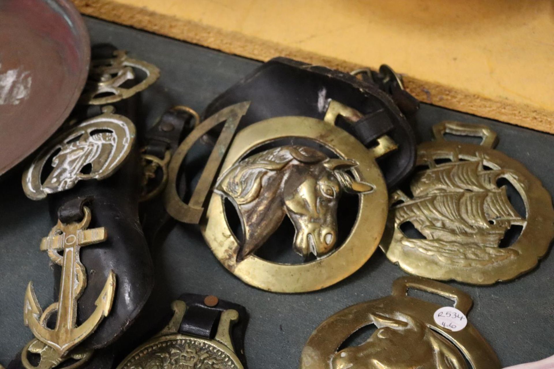 A LARGE COLLECTION OF SINGLE HORSE BRASSES - Image 2 of 5