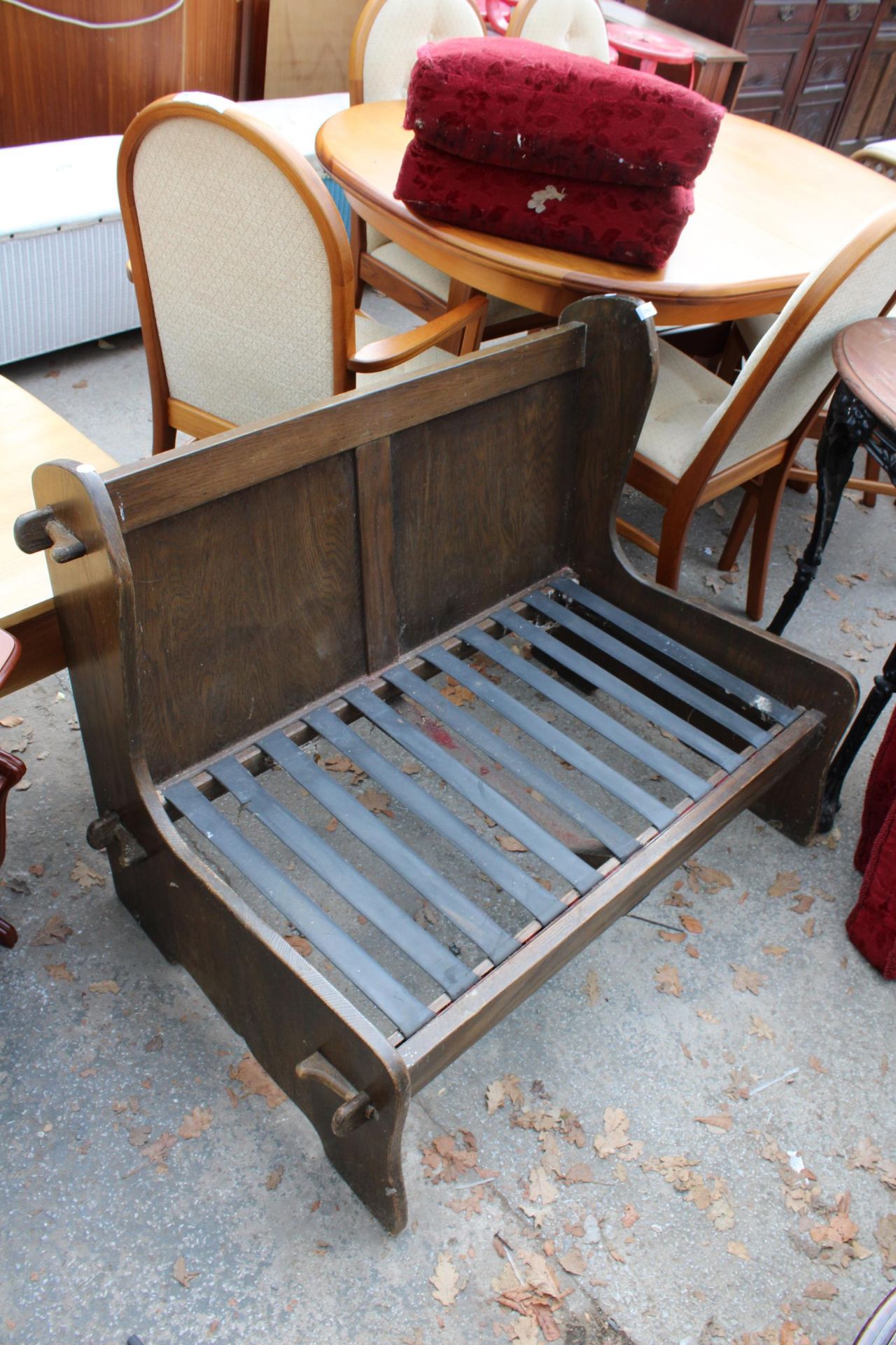 AN OAK FRAMED SETTLE WITH CUSHIONS - Image 2 of 2