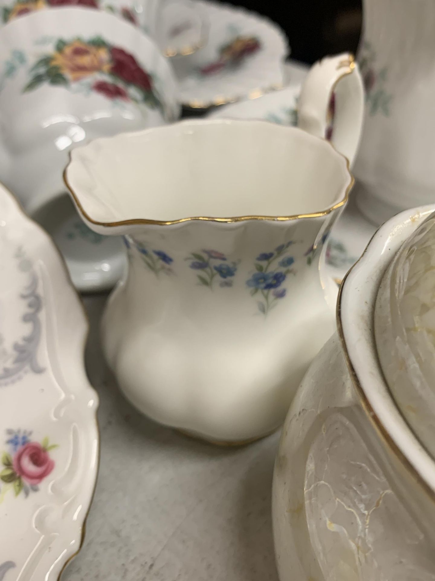 A QUANTITY OF CHINA AND CERAMIC ITEMS TO INCLUDE ROYAL ALBERT 'TRANQUILITY' SERVING PLATES, BELLS, - Image 4 of 7