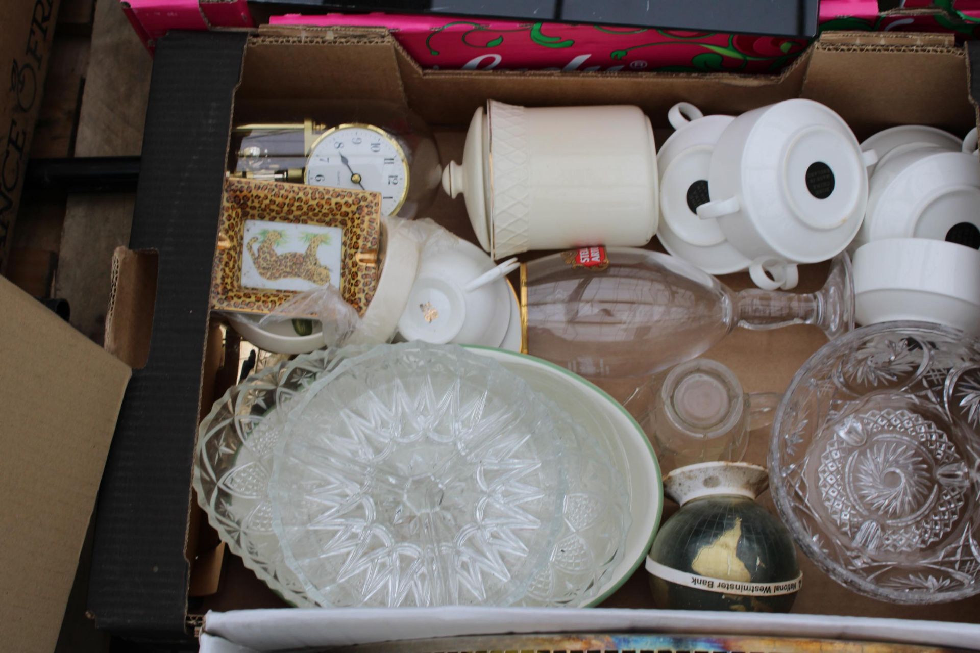 AN ASSORTMENT OF HOUSEHOLD CLEARANCE ITEMS - Image 3 of 6