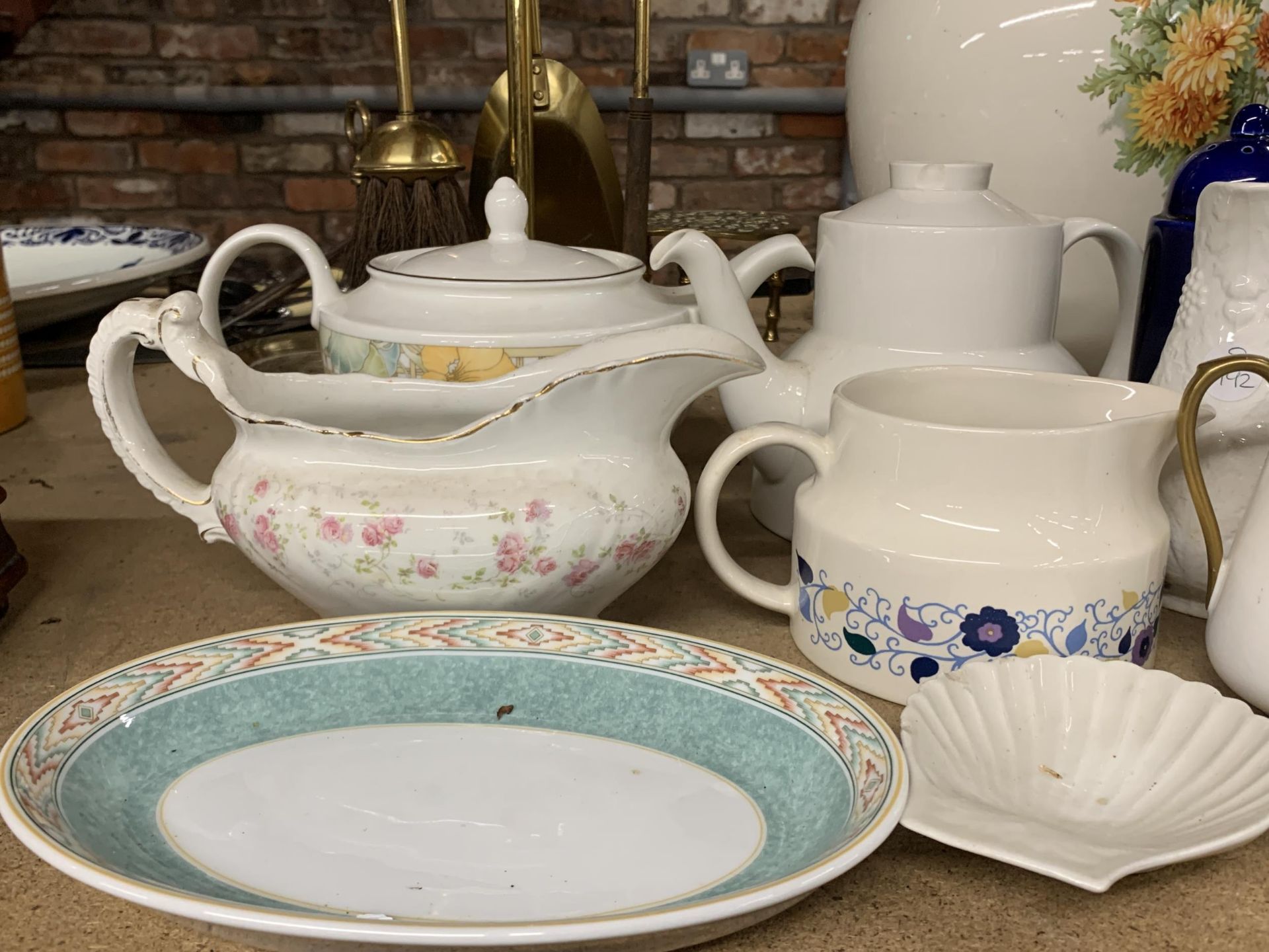A QUANTITY OF CERAMIC ITEMS TO INCLUDE SAUCE BOATS, JUGS, TEAPOTS, ETC - Image 3 of 4
