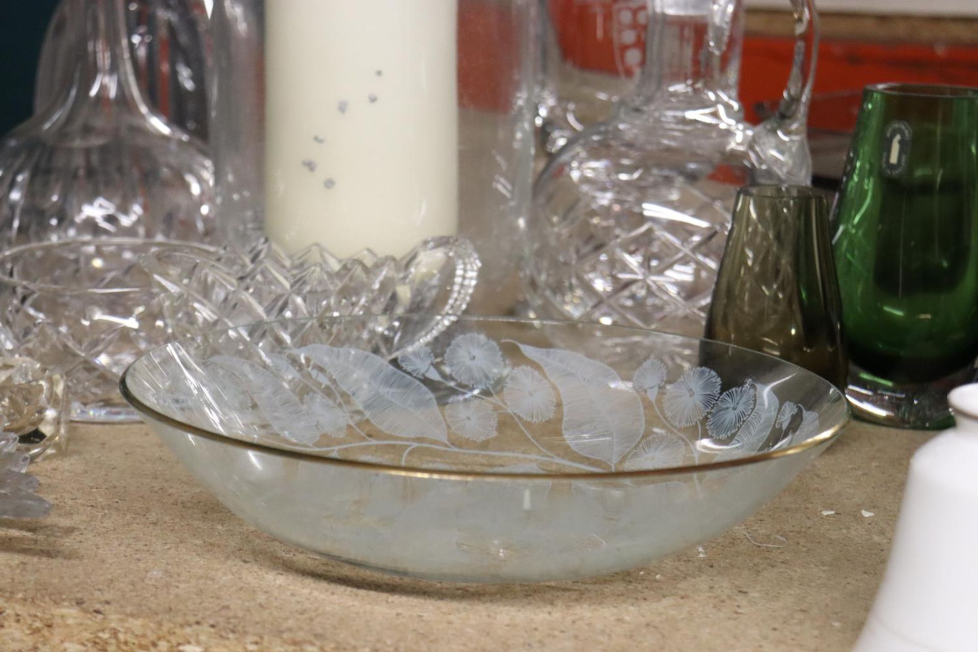 A QUANTITY OF GLASSWARE TO INCLUDE DECANTERS, BOWLS, VASES, CANDLE HURRICANE, ETC., - Image 3 of 5