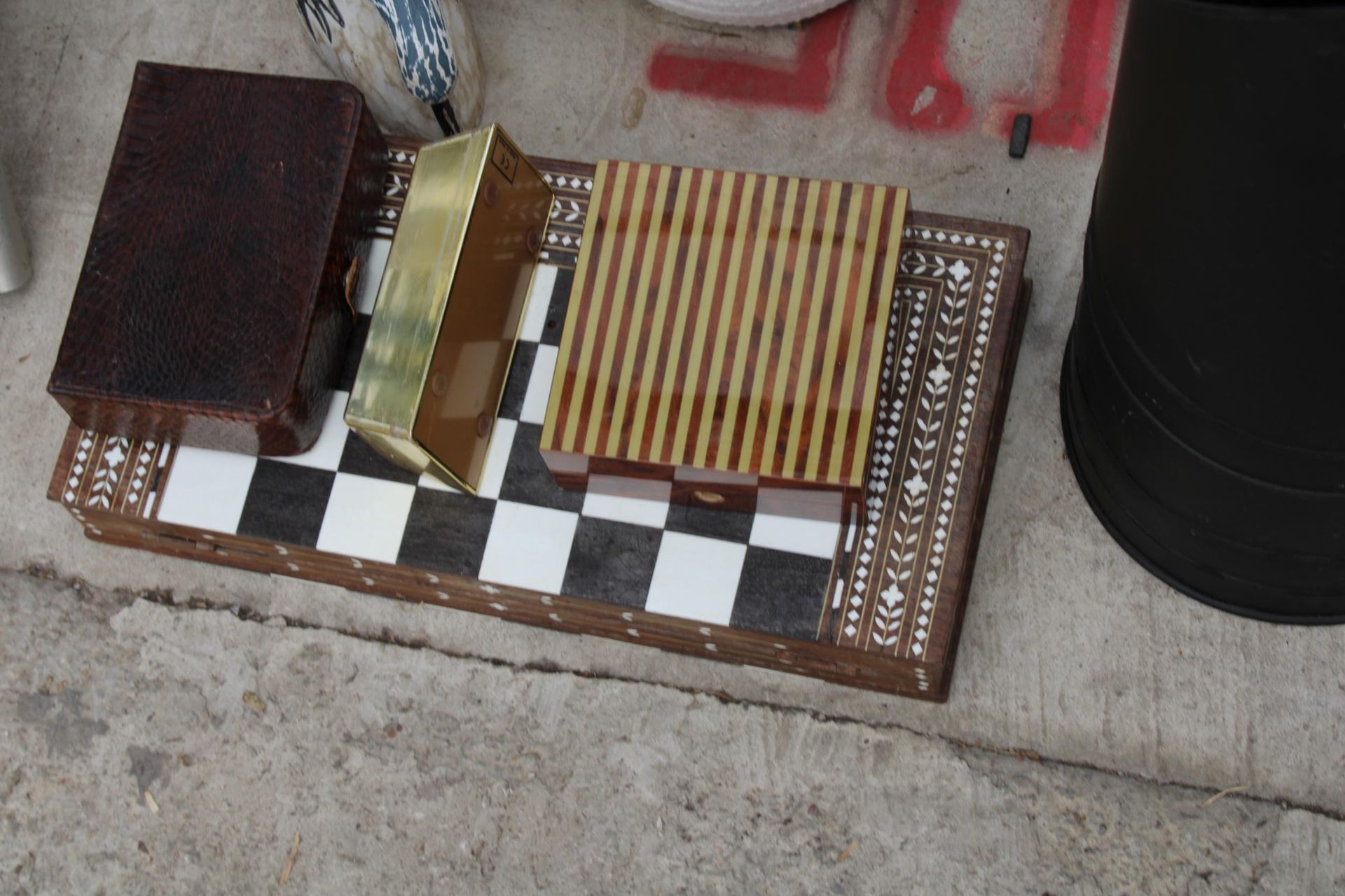 AN ASSORTMENT OF ITEMS TO INCLUDE A CHESS BOARD, A LAMP AND A COAL SCUTTLE ETC - Image 5 of 5