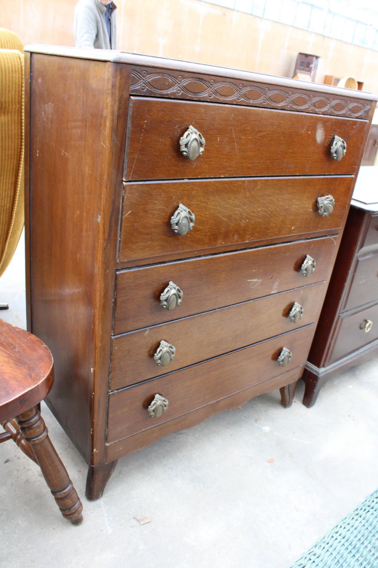 A MID 20TH CENTURY OAK CHEST OF FIVE DRAWERS, 30" WIDE - Image 2 of 3