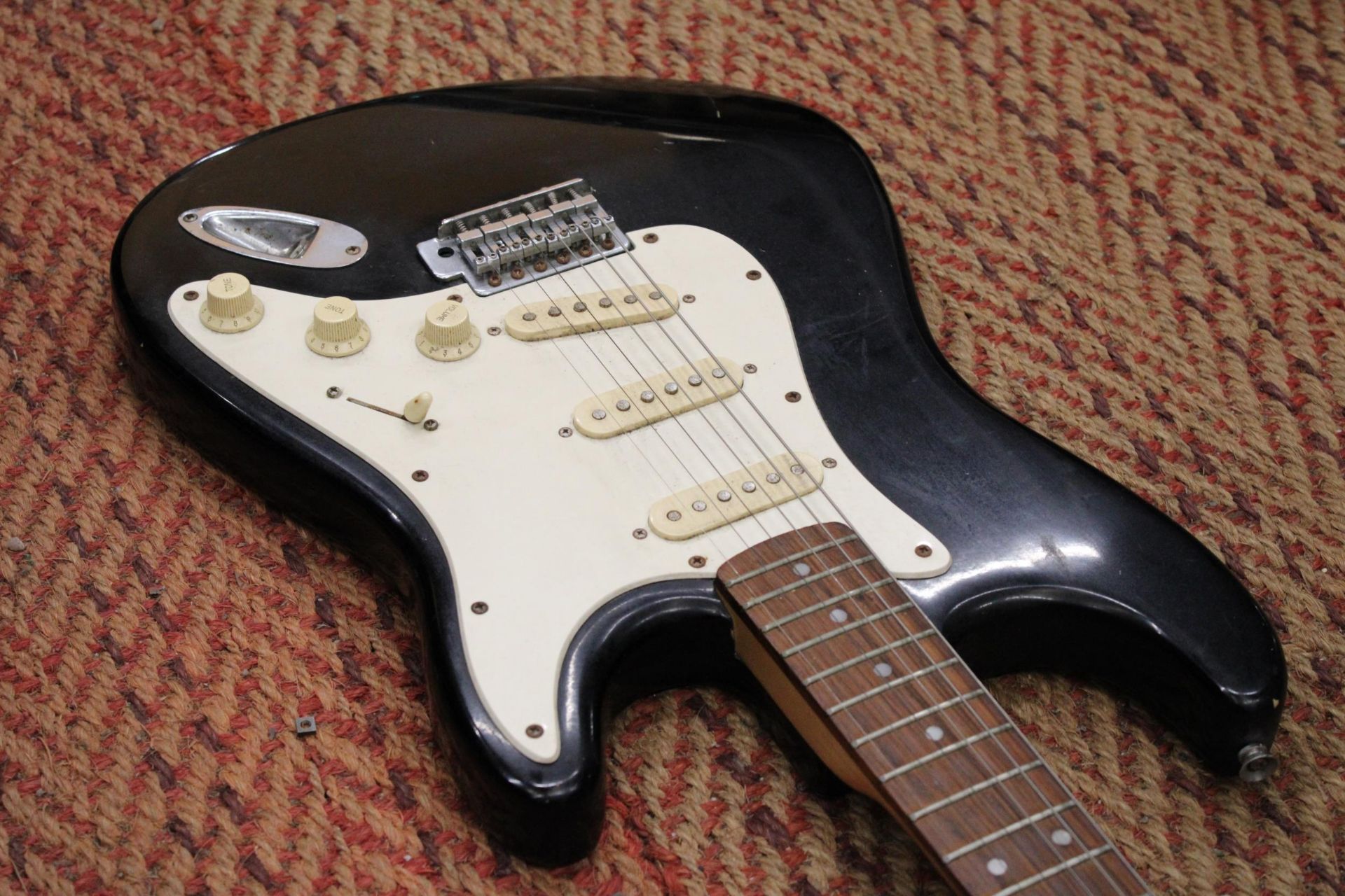 AN ENCORE BLACK STRATOCASTER ELECTRIC GUITAR - Image 3 of 6