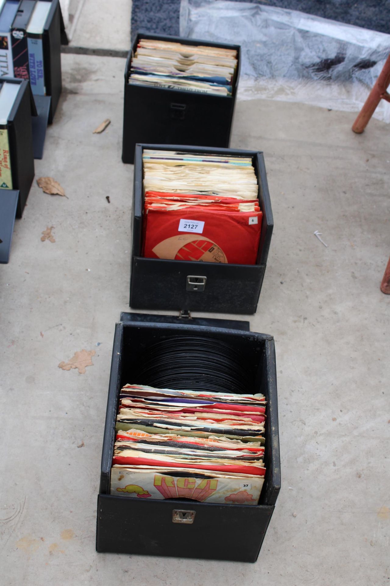 A LARGE ASSORTMENT OF 7" SINGLES
