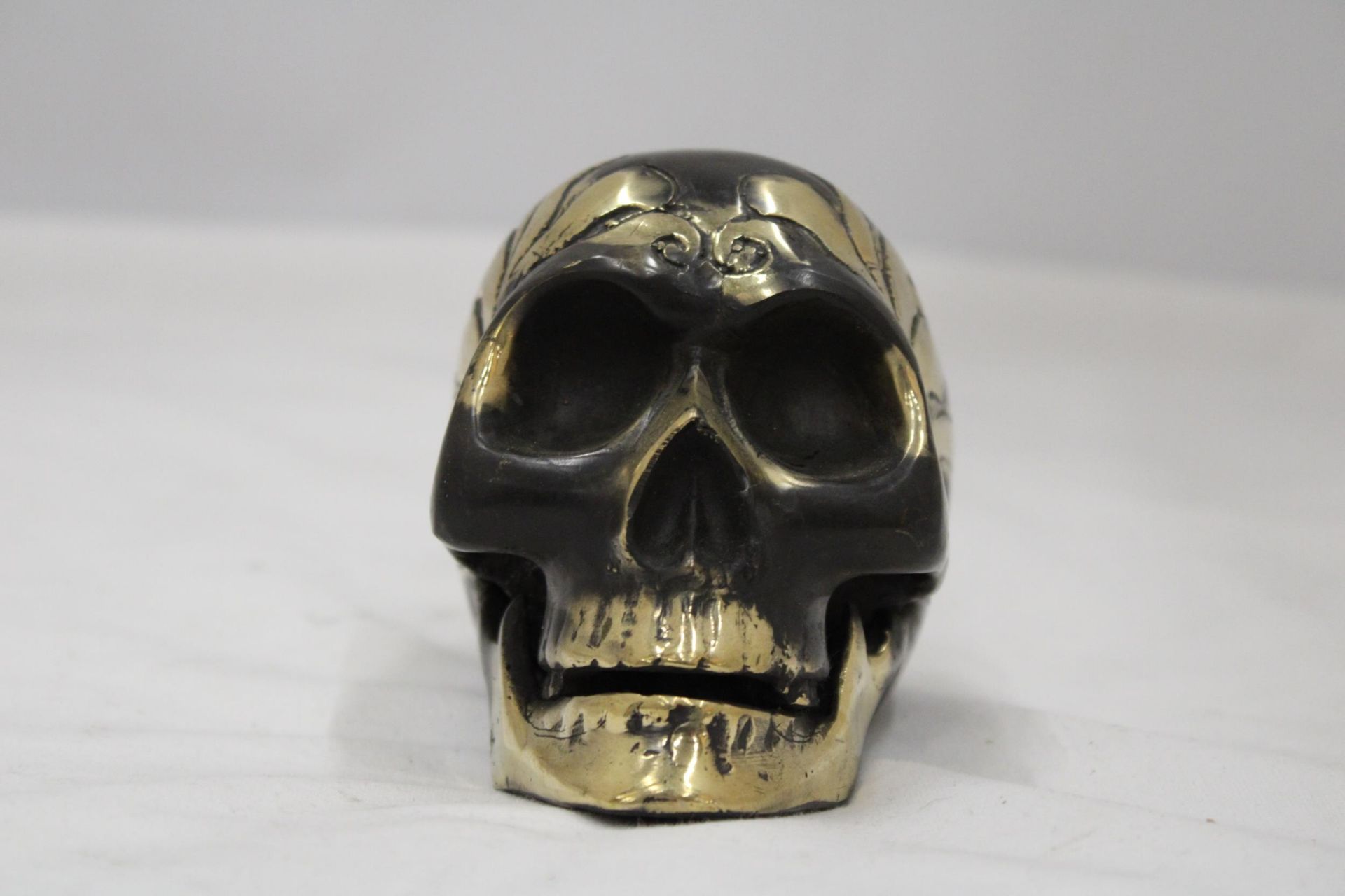 A BRONZE SKULL - Bild 2 aus 6