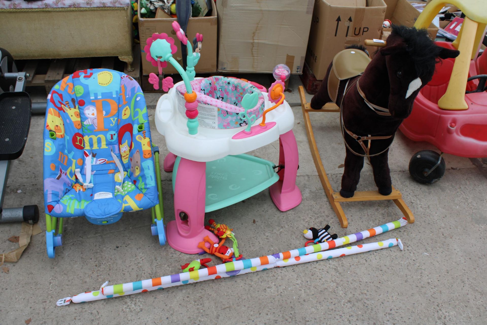 AN ASSORTMENT OF CHILDRENS ITEMS TO INCLUDE A ROCKING HORSE, A BOUNCER AND A SEAT ETC