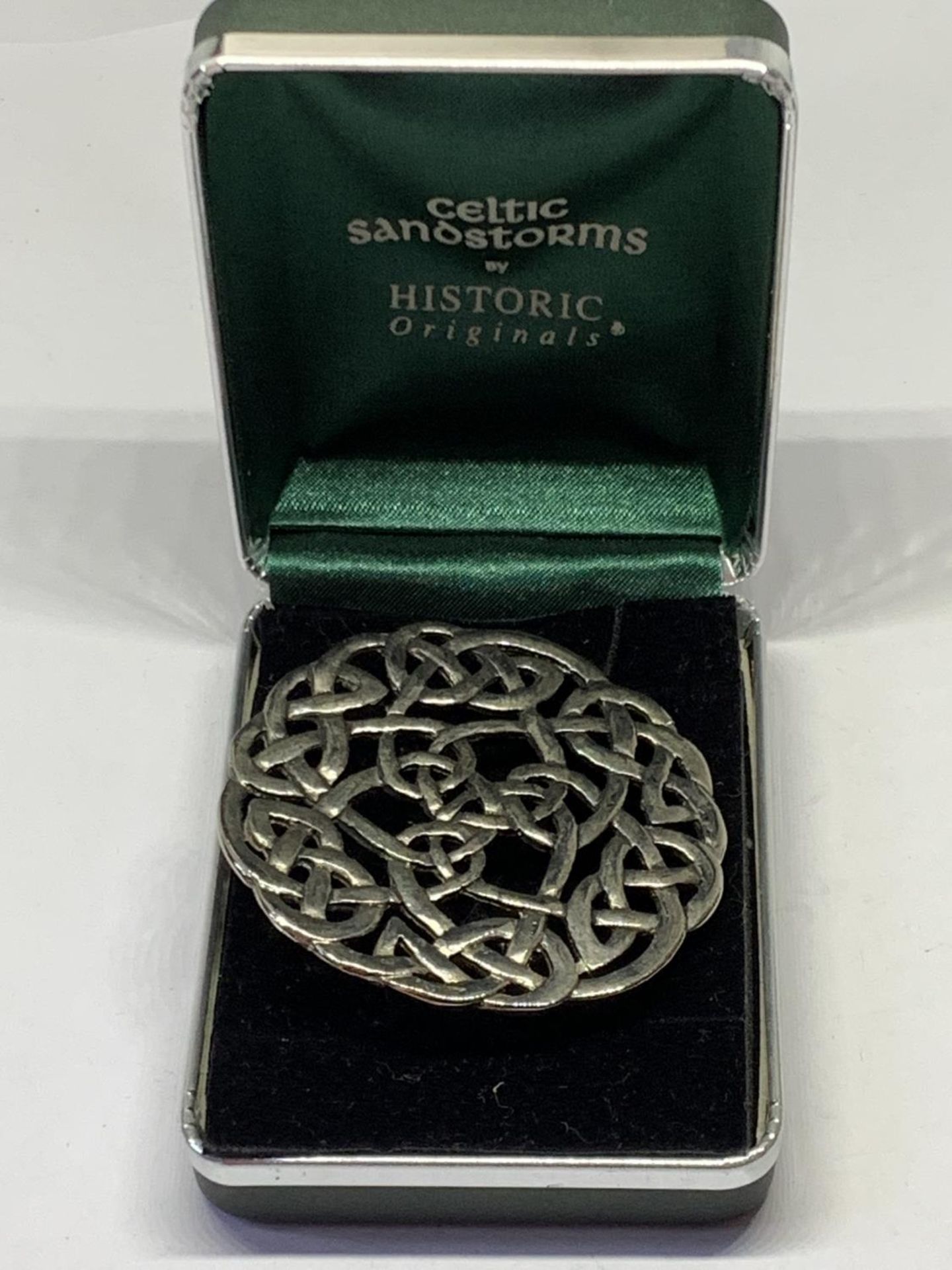 AN IRISH CELTIC BROOCH IN A PRESENTATION BOX
