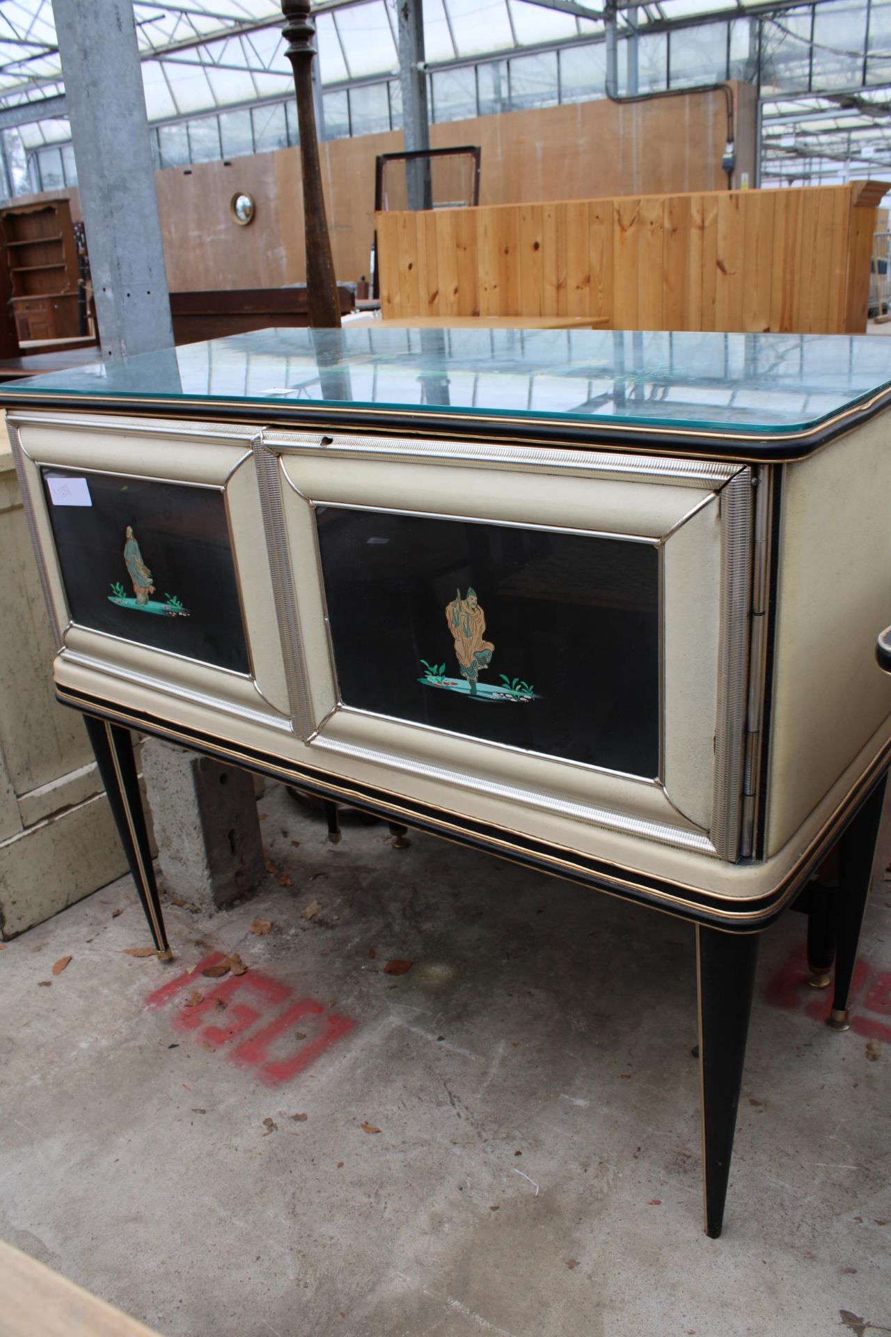 A 1960'S ITALIAN TWO DOOR SIDE CABINET ON BLACK TAPERING LEGS WITH CHINOISERIE DECORATION WITH - Bild 2 aus 3