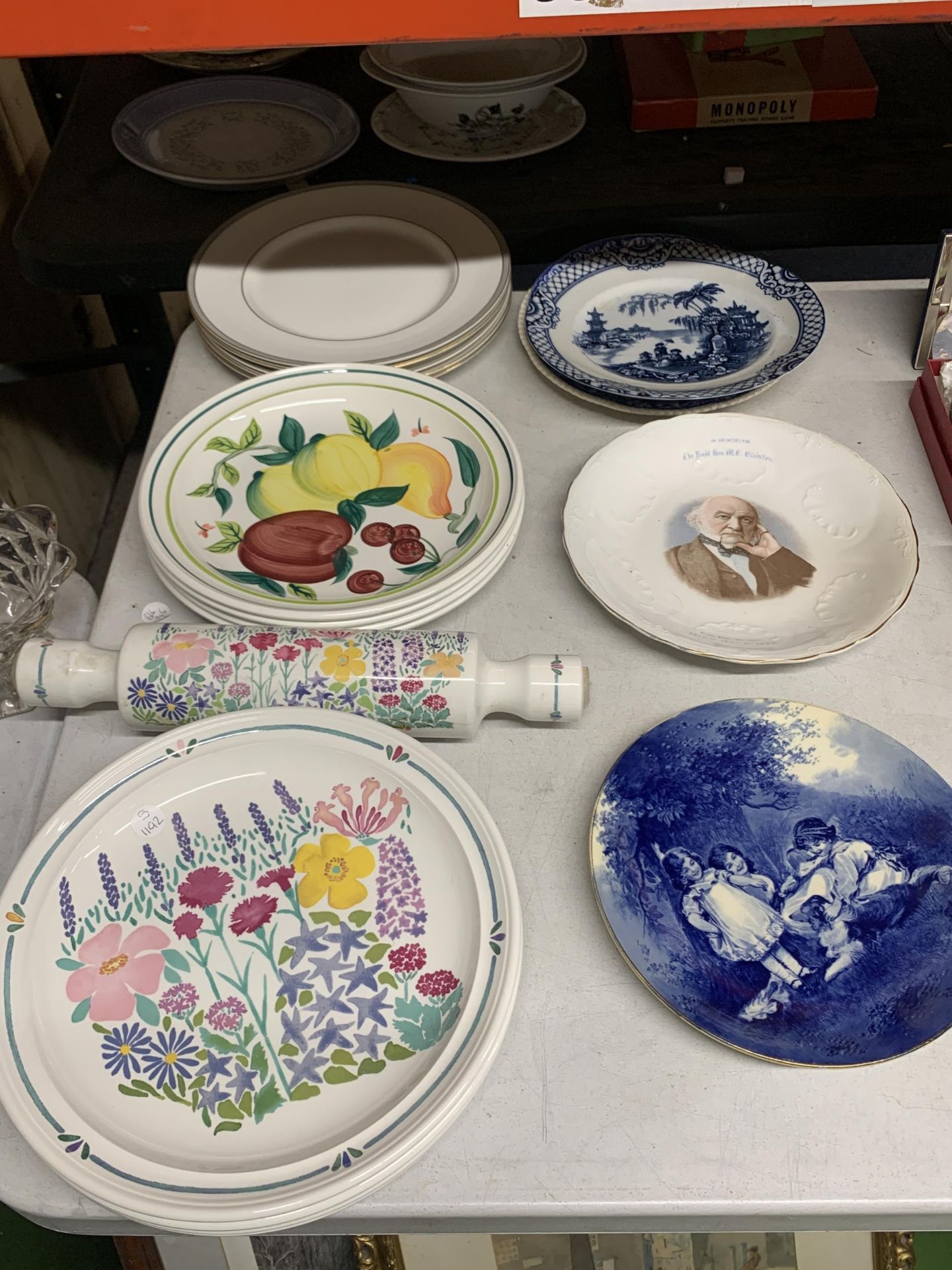 A QUANTITY OF PLATES TO INCLUDE THE NATIONAL TRUST WITH A ROLLING PIN, GLADSTONE MEMORIAL, BLUE