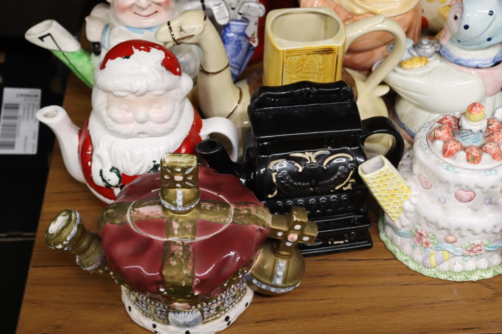 A LARGE COLLECTION OF NOVELTY TEAPOTS - Image 5 of 6