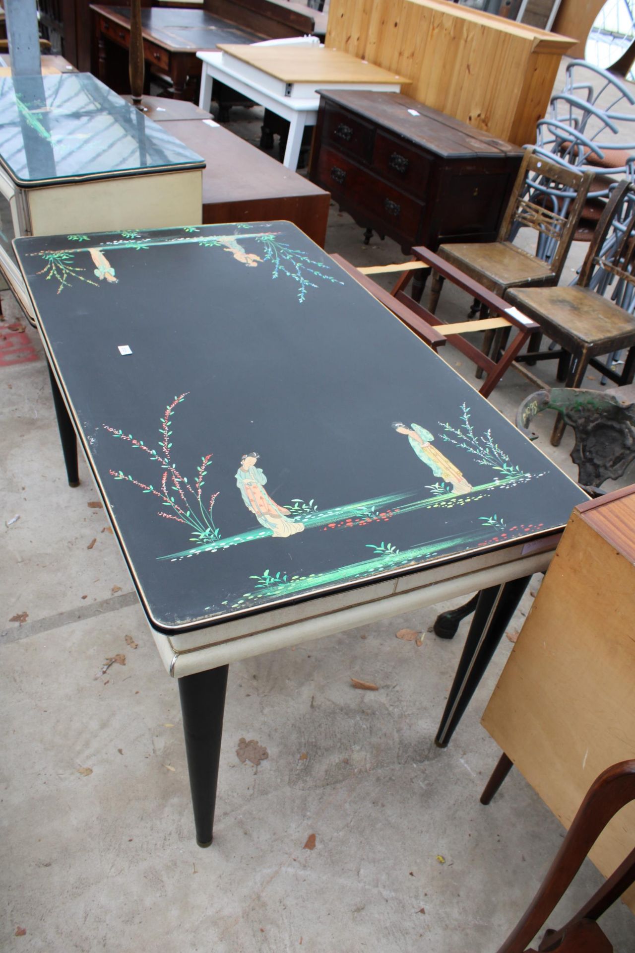 A 1960'S ITALIAN DINING TABLE ON BLACK TAPERING LEGS, THE TOP FEATURING CHINOISERIE DECORATION IN - Bild 2 aus 5